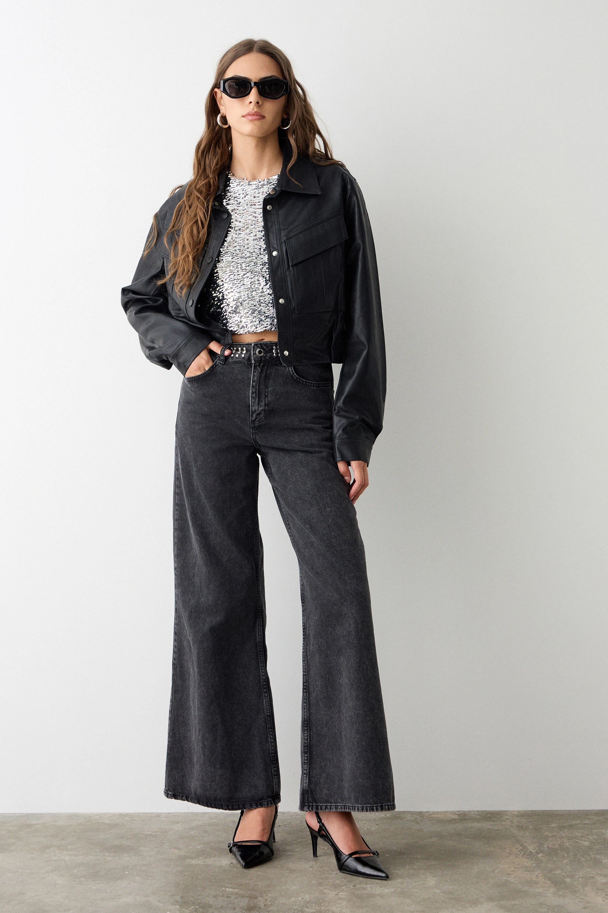 Chaqueta corta efecto piel negra BSB — vista completa con modelo