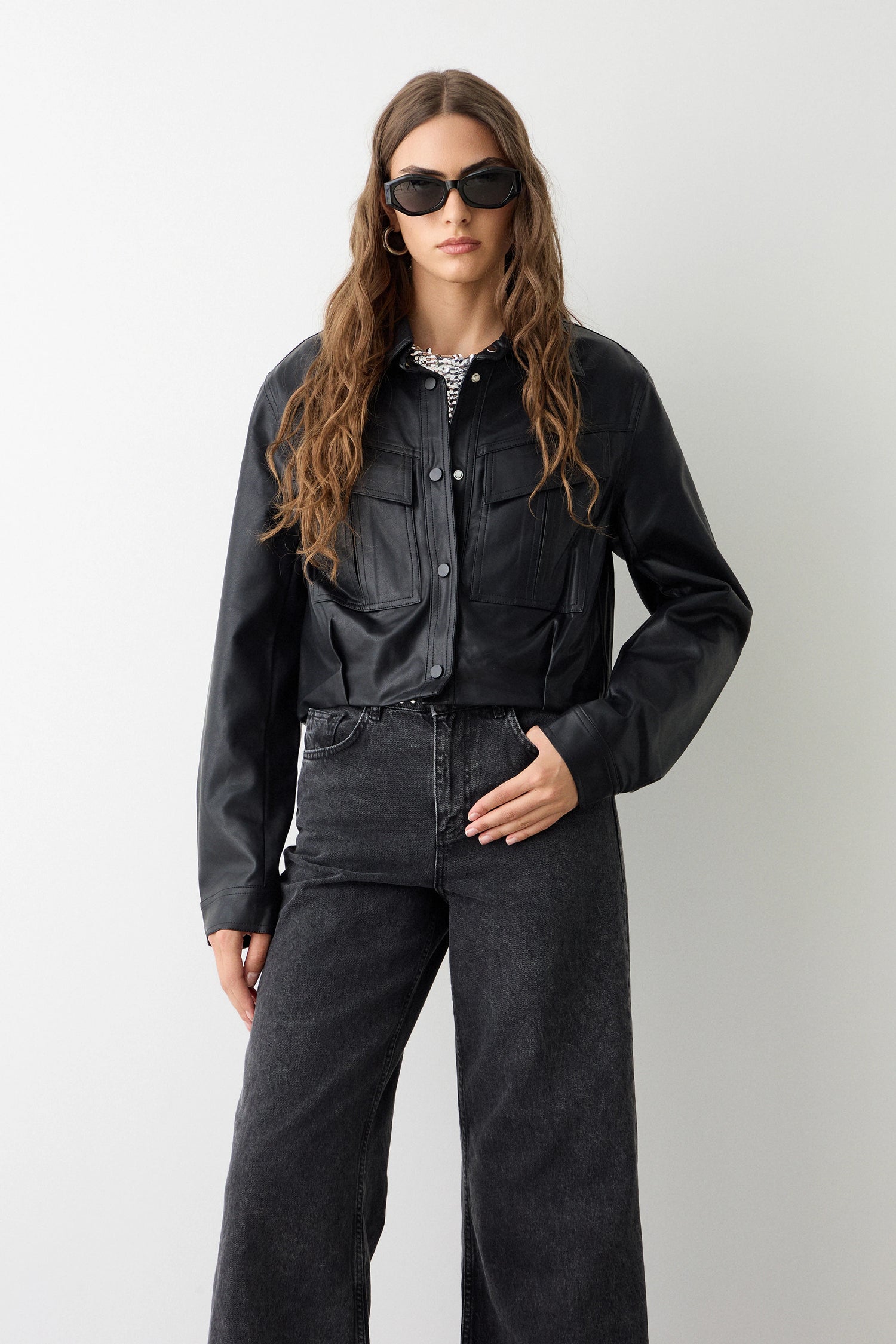 Chaqueta corta efecto piel negra BSB — vista frontal