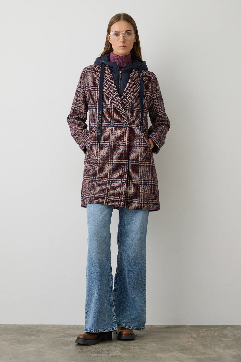 Abrigo pata de gallo con capucha — look completo