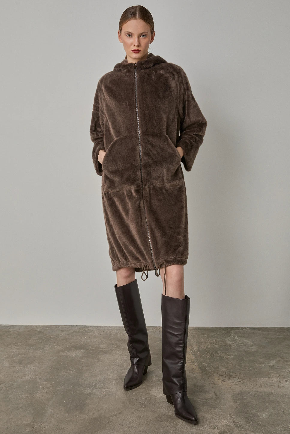 Abrigo largo efecto ante y borreguito — look completo