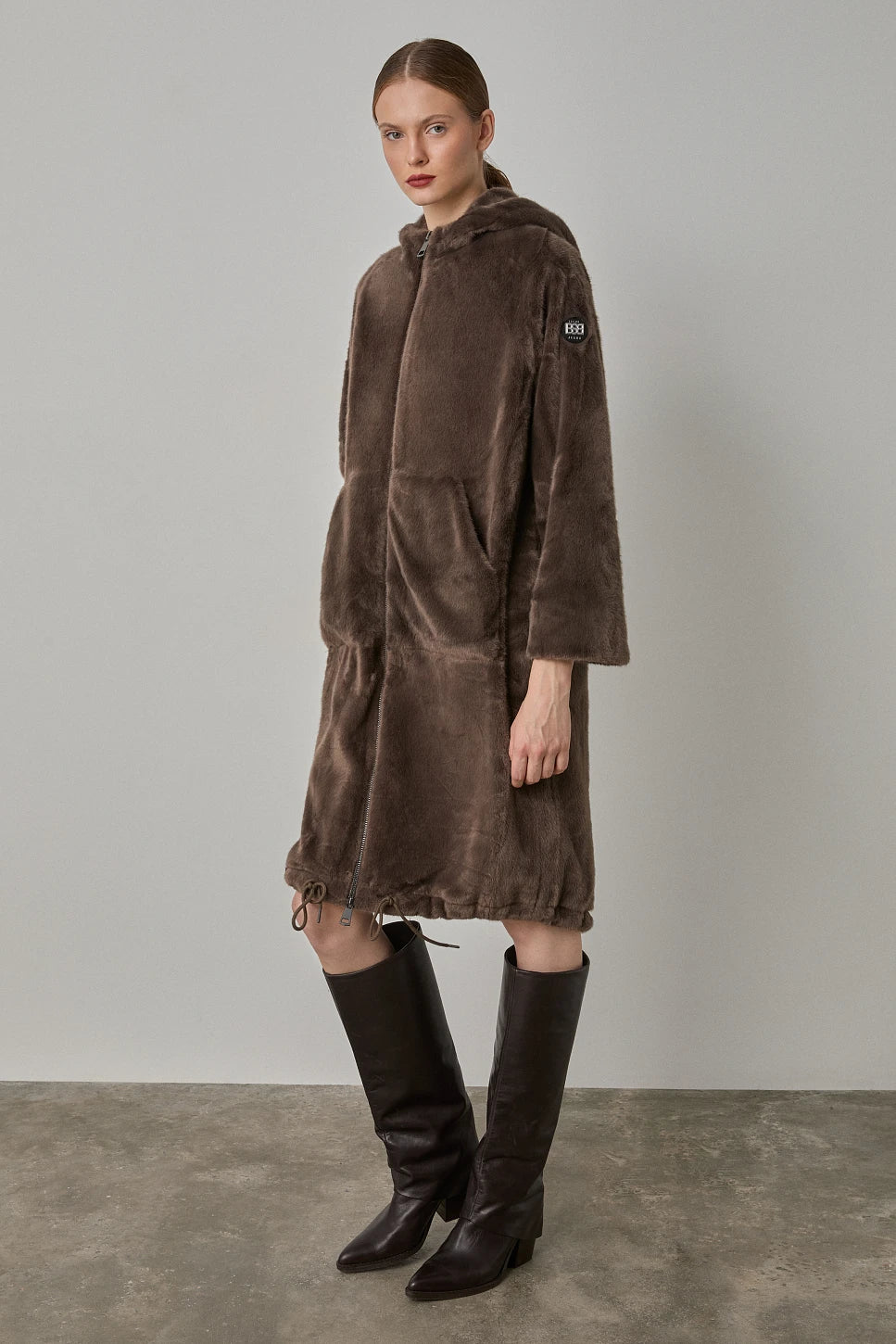 Abrigo largo efecto ante y borreguito — vista frontal en modelo