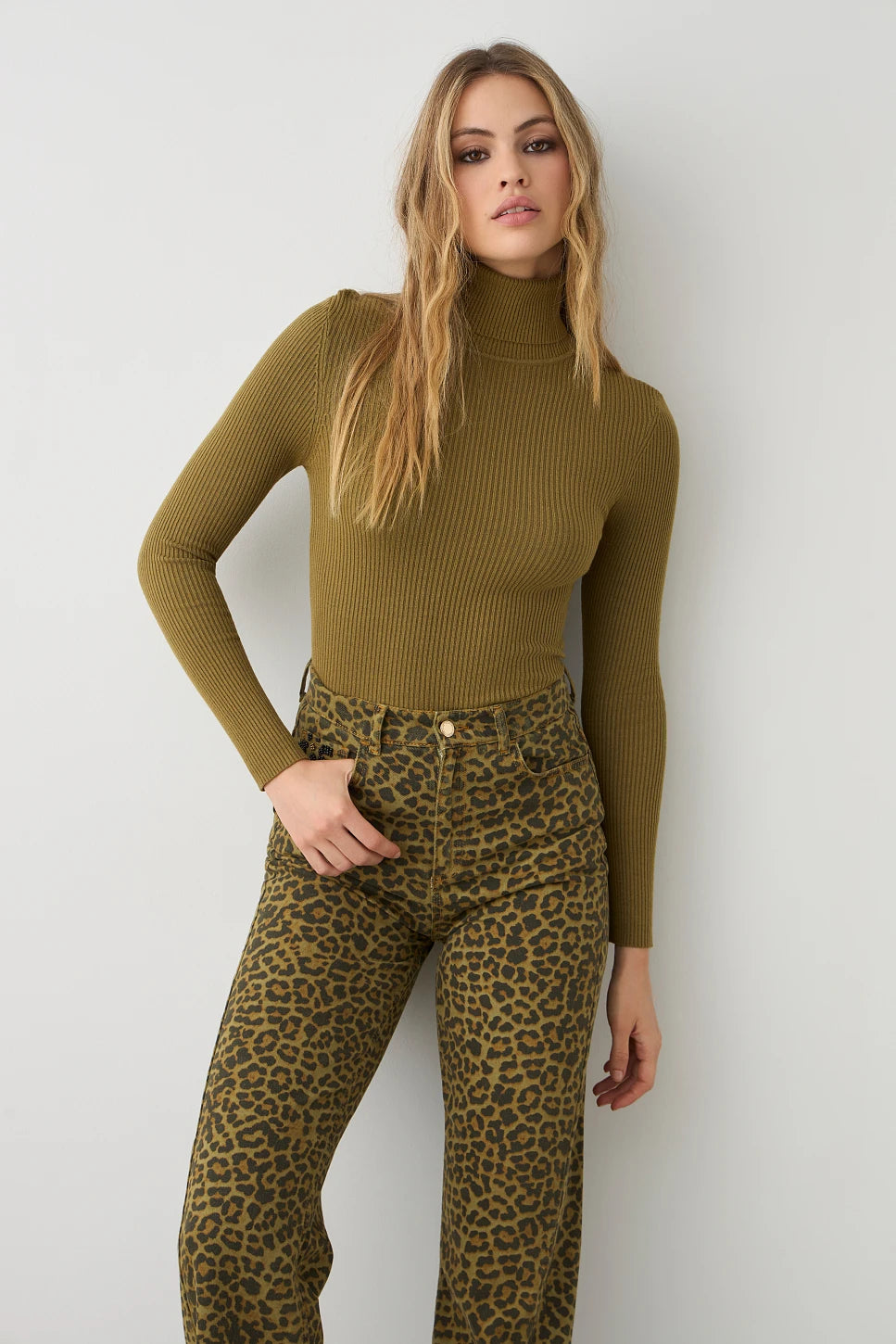 Jersey canalé cuello alto BSB — color oliva