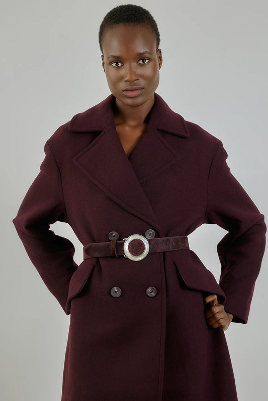 Cinturón de piel con hebilla circular — vista en modelo