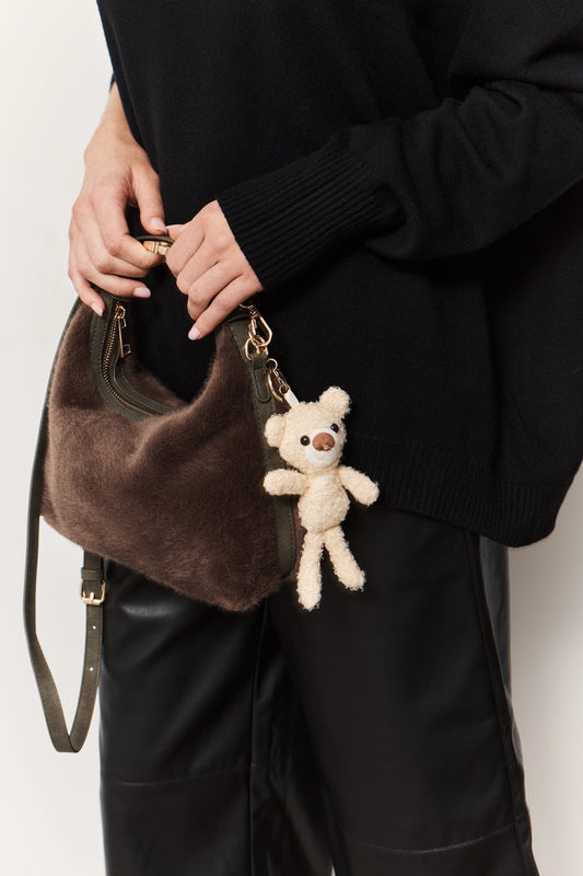 Bolso de hombro efecto piel con detalle colgante