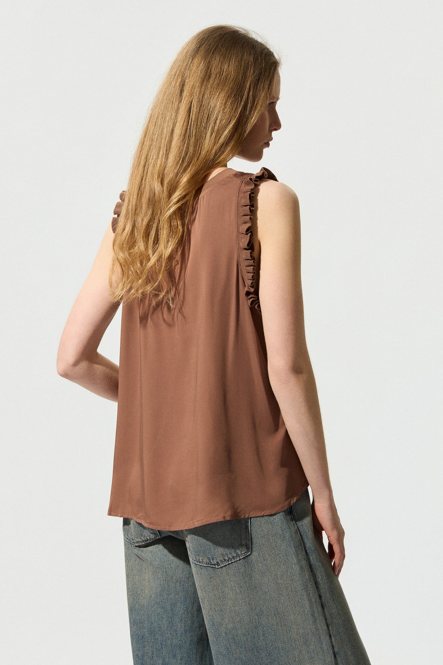 Detalle de Blusa de viscosa de BSB en color piedra