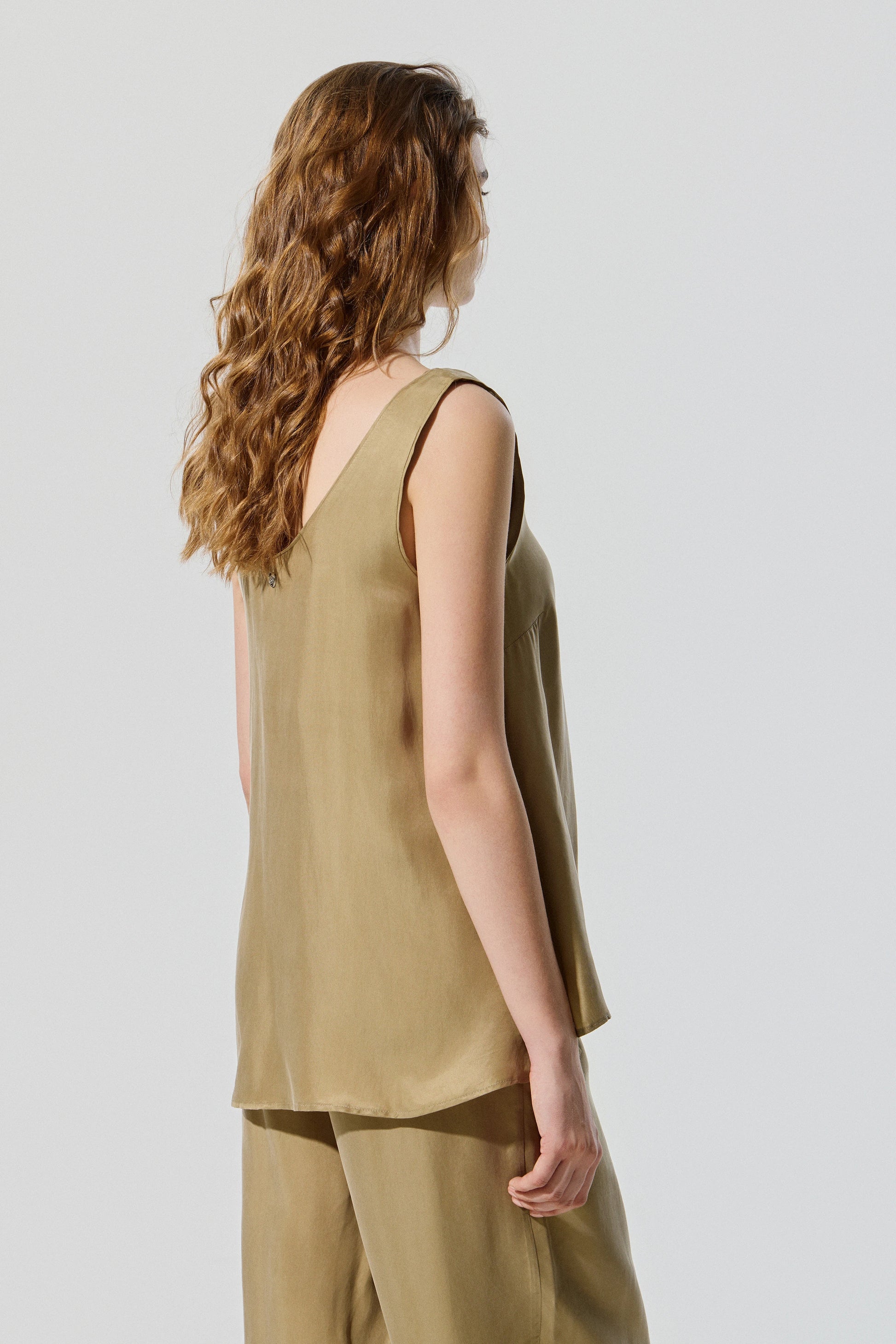 Detalle de top fluido BSB para mujer