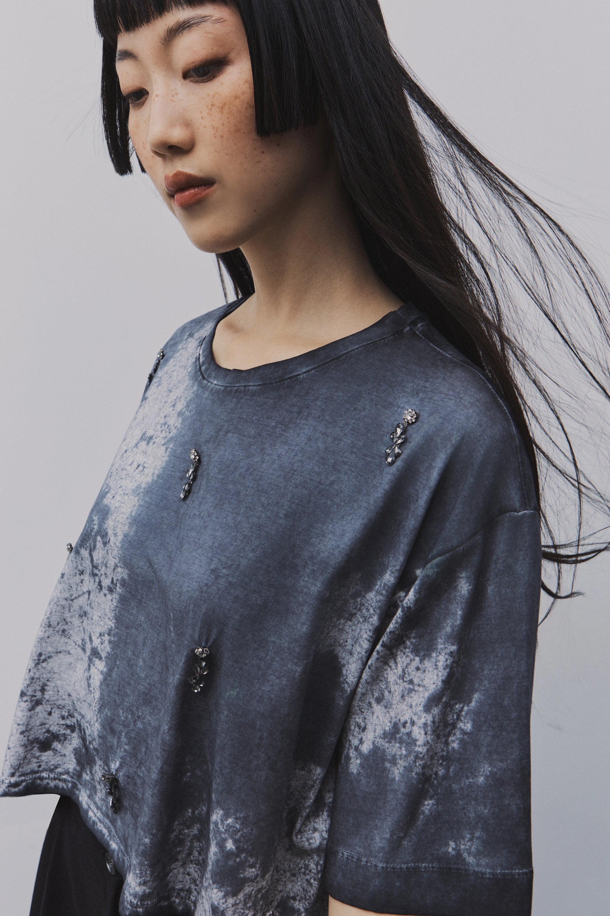 Camiseta tie-dye con detalle joya de BSB en color carbón