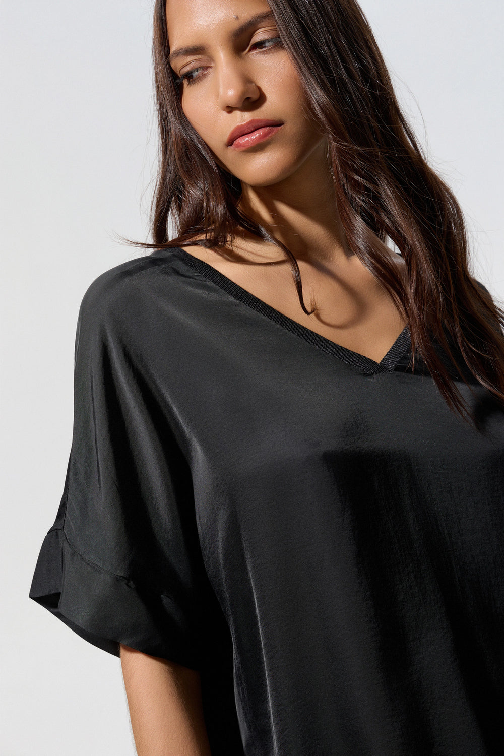 Blusa fluida negra BSB para mujer con escote en pico