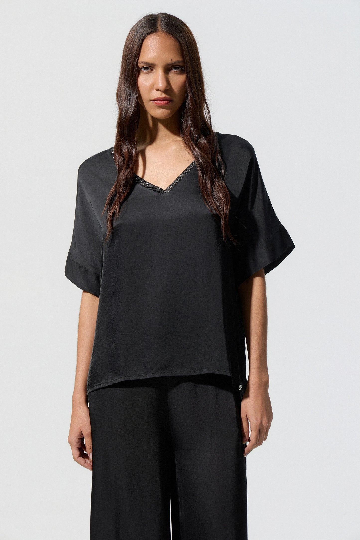 Detalle de blusa fluida BSB para mujer en color negro