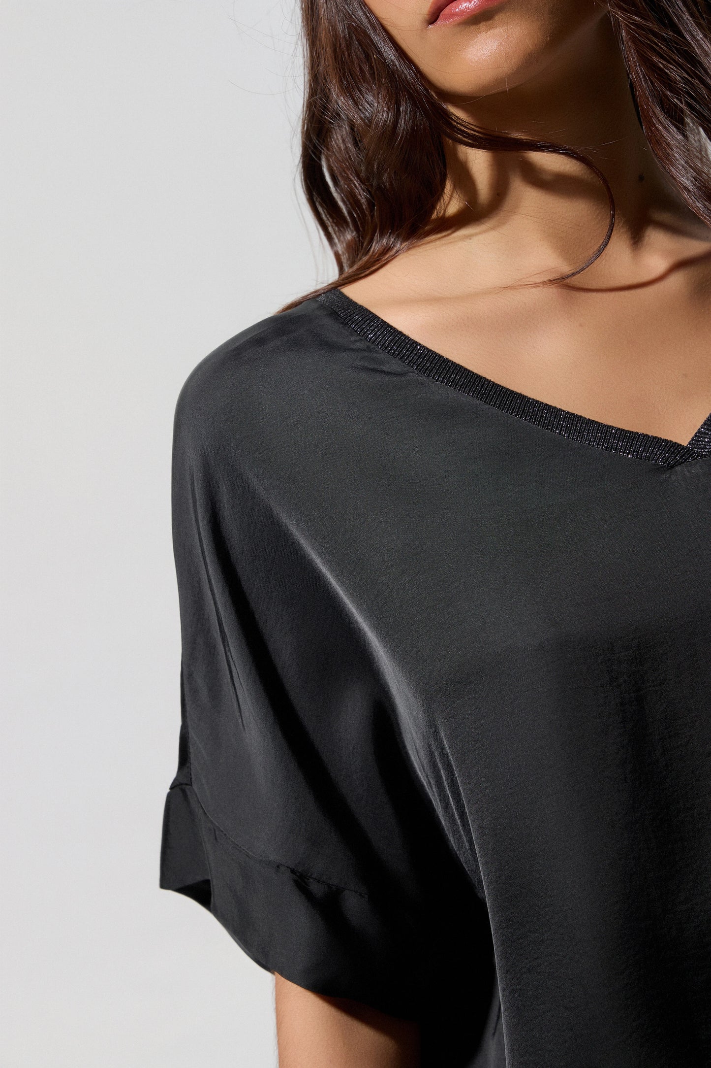Blusa negra BSB para mujer con manga amplia y escote pico