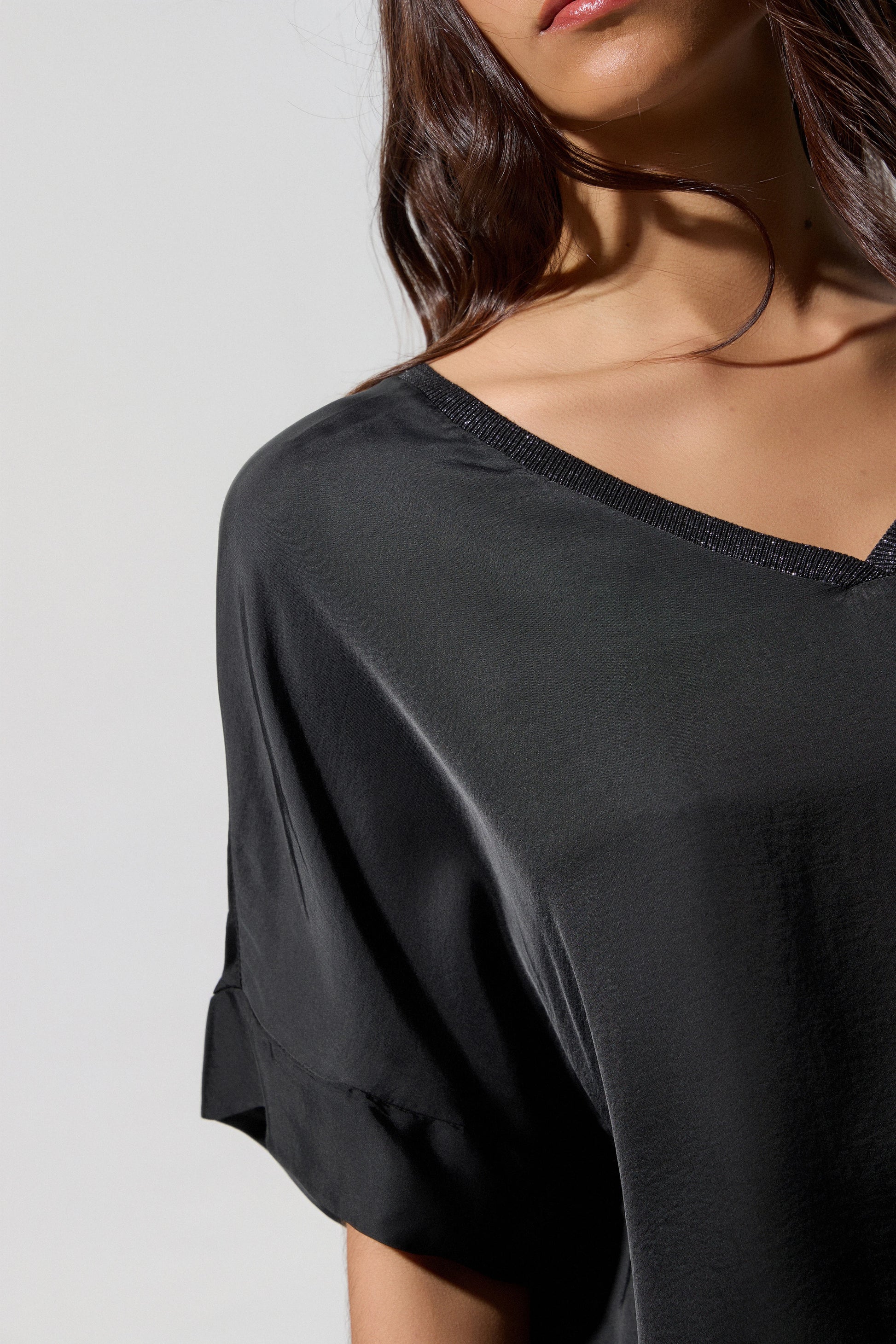 Blusa negra BSB para mujer con manga amplia y escote pico