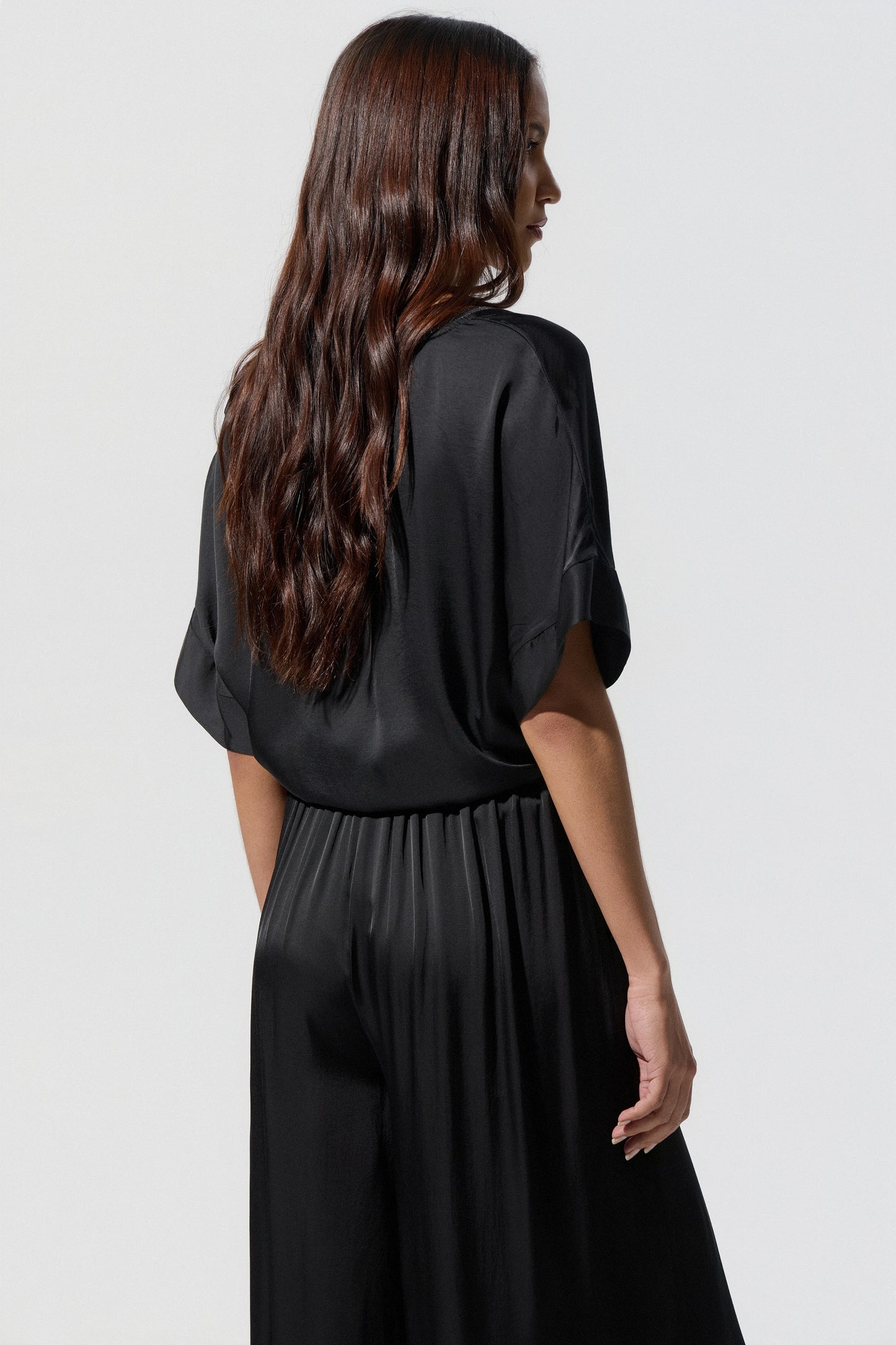 Blusa fluida de escote en pico BSB para mujer en negro