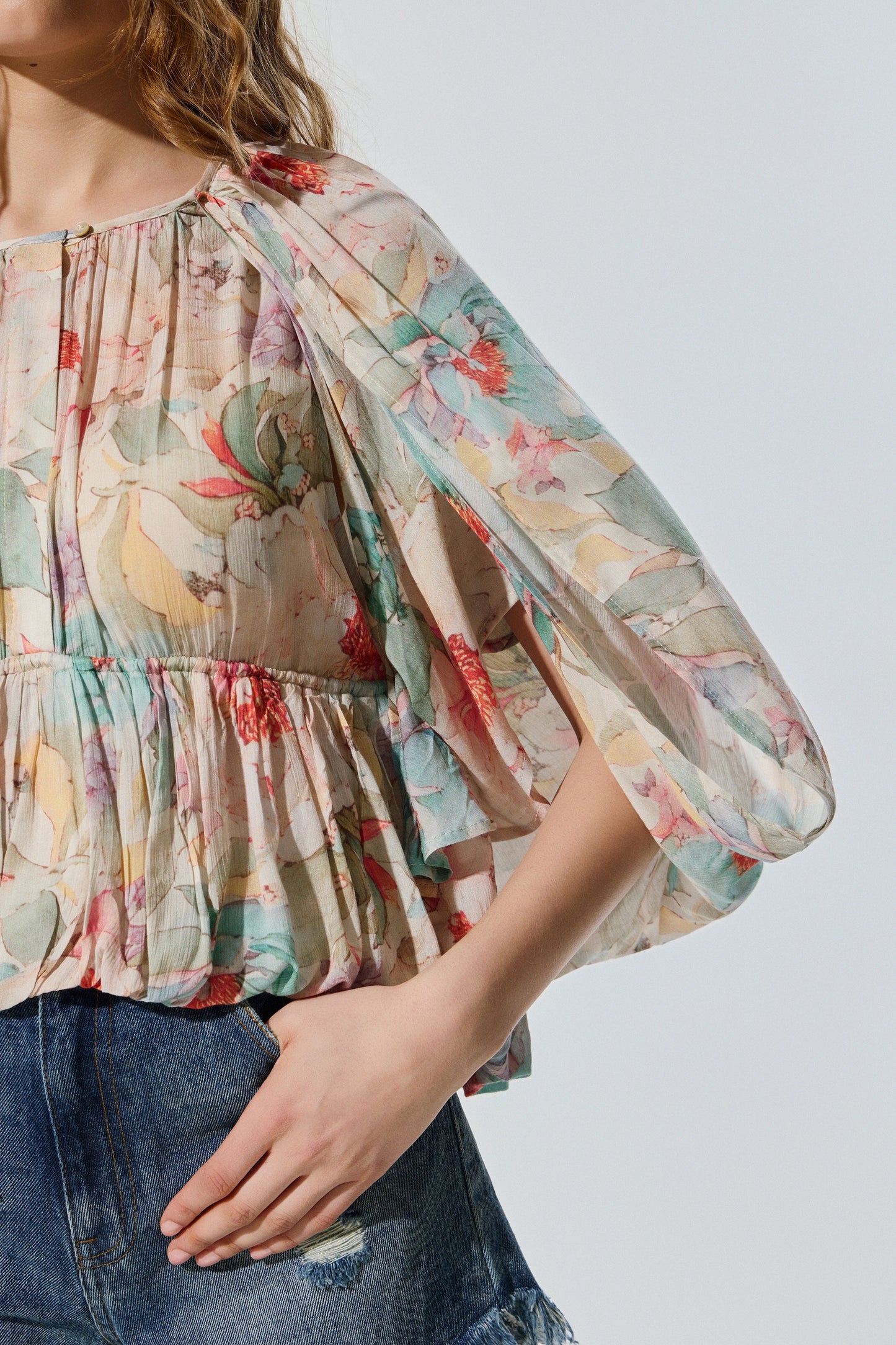 Detalle de blusa estampada multicolor BSB para mujer