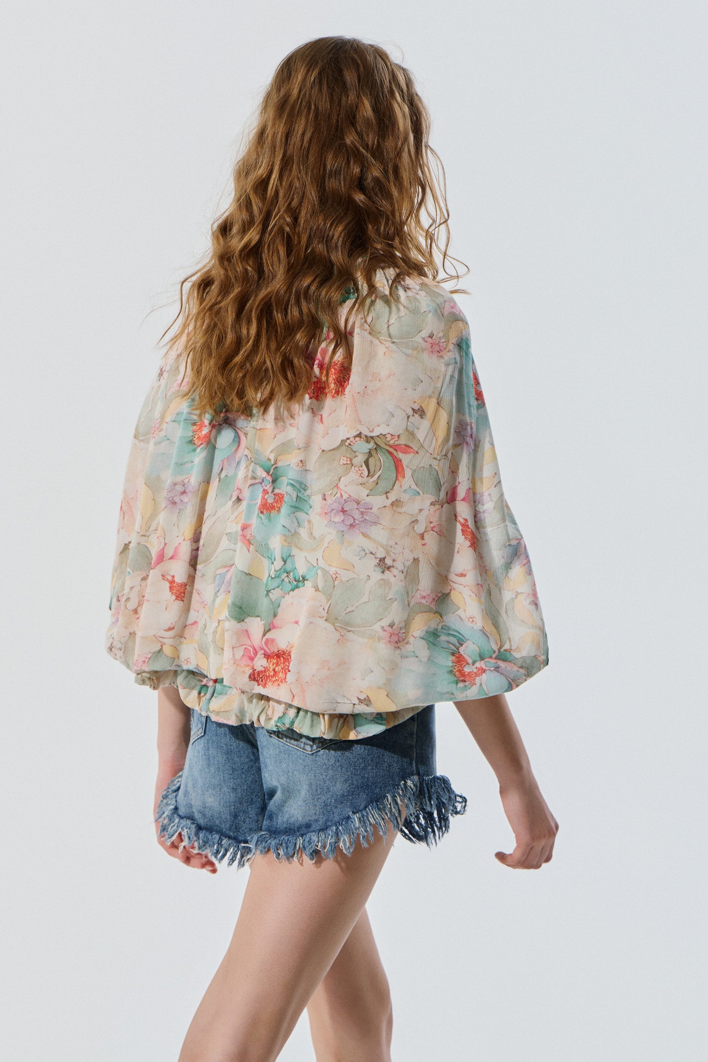 Blusa de manga larga BSB para mujer con estampado multicolor