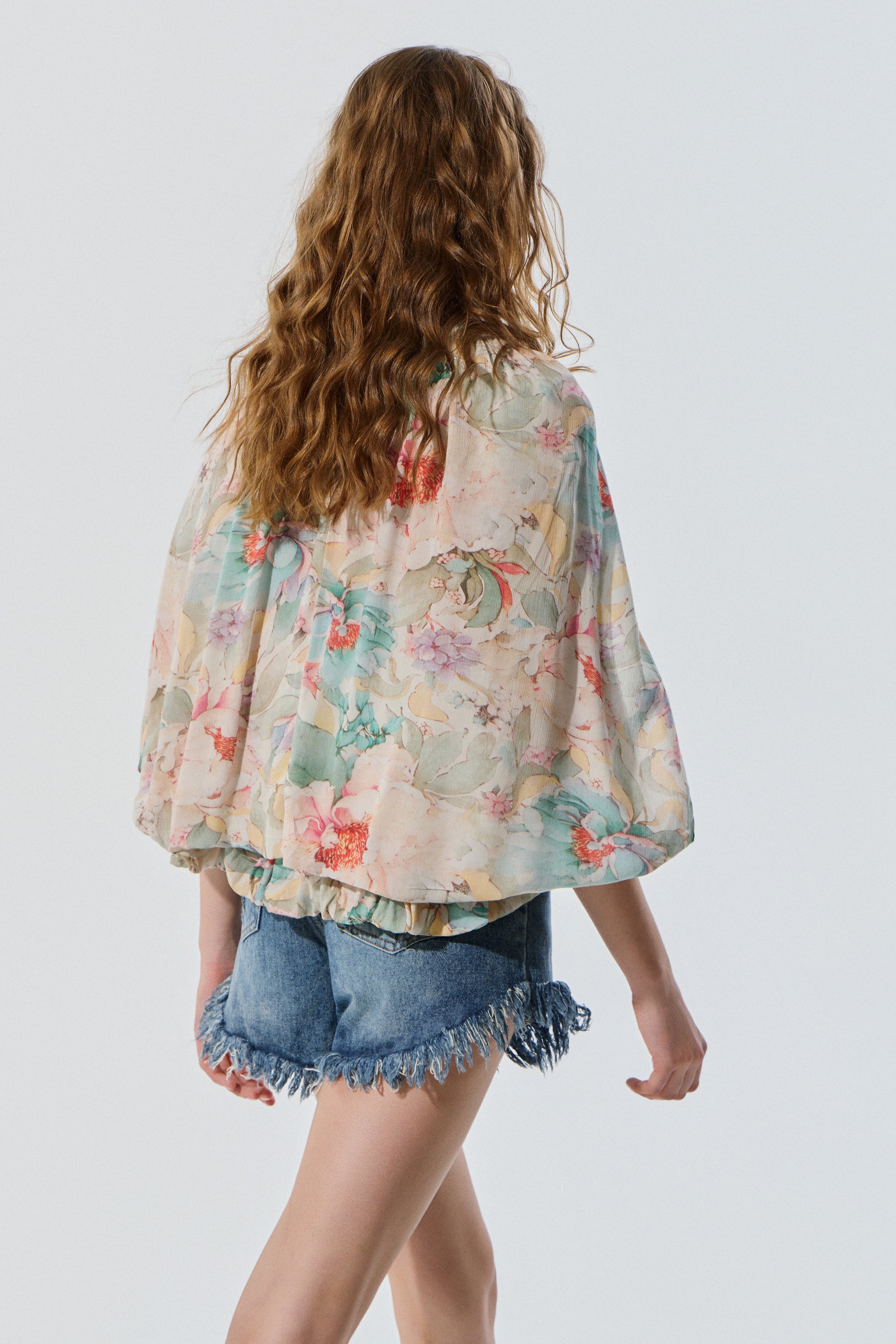Blusa de manga larga BSB para mujer con estampado multicolor