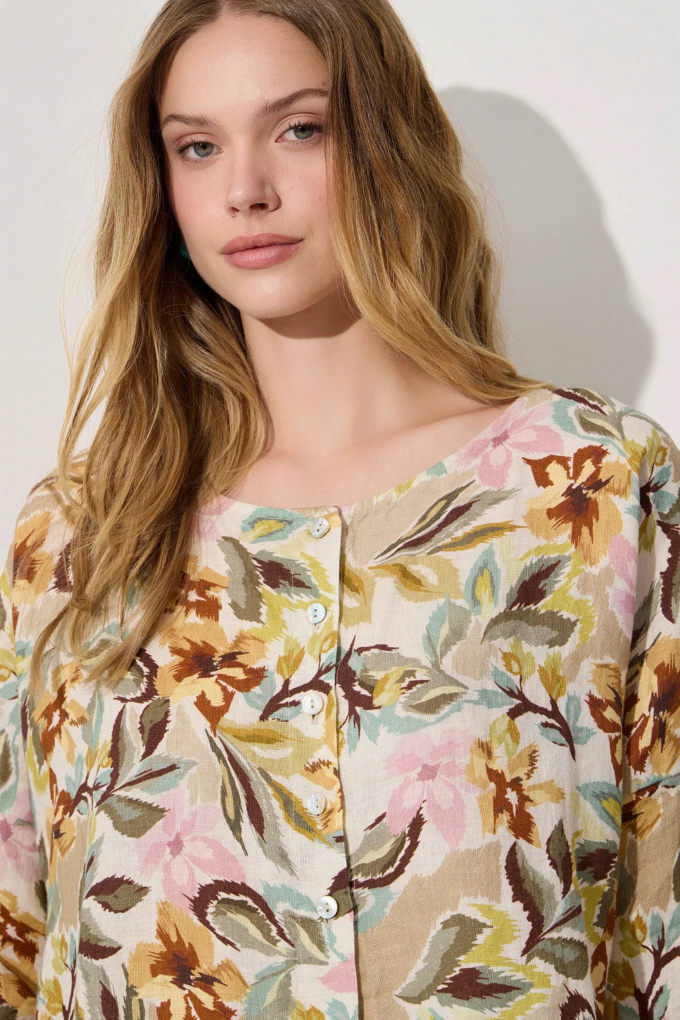 Blusa estampada de lino y manga francesa