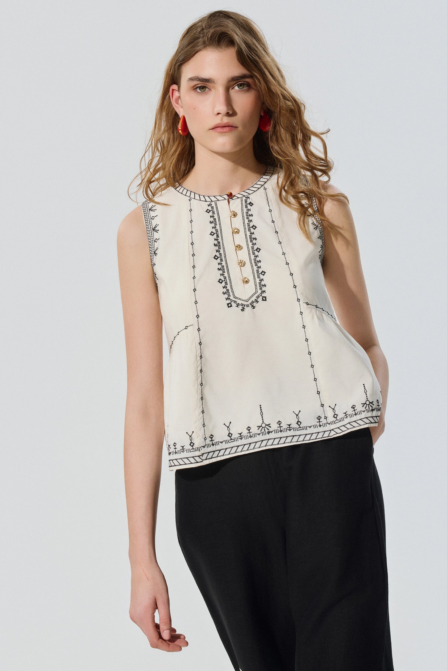 Detalle de blusa bordada BSB sin mangas para mujer