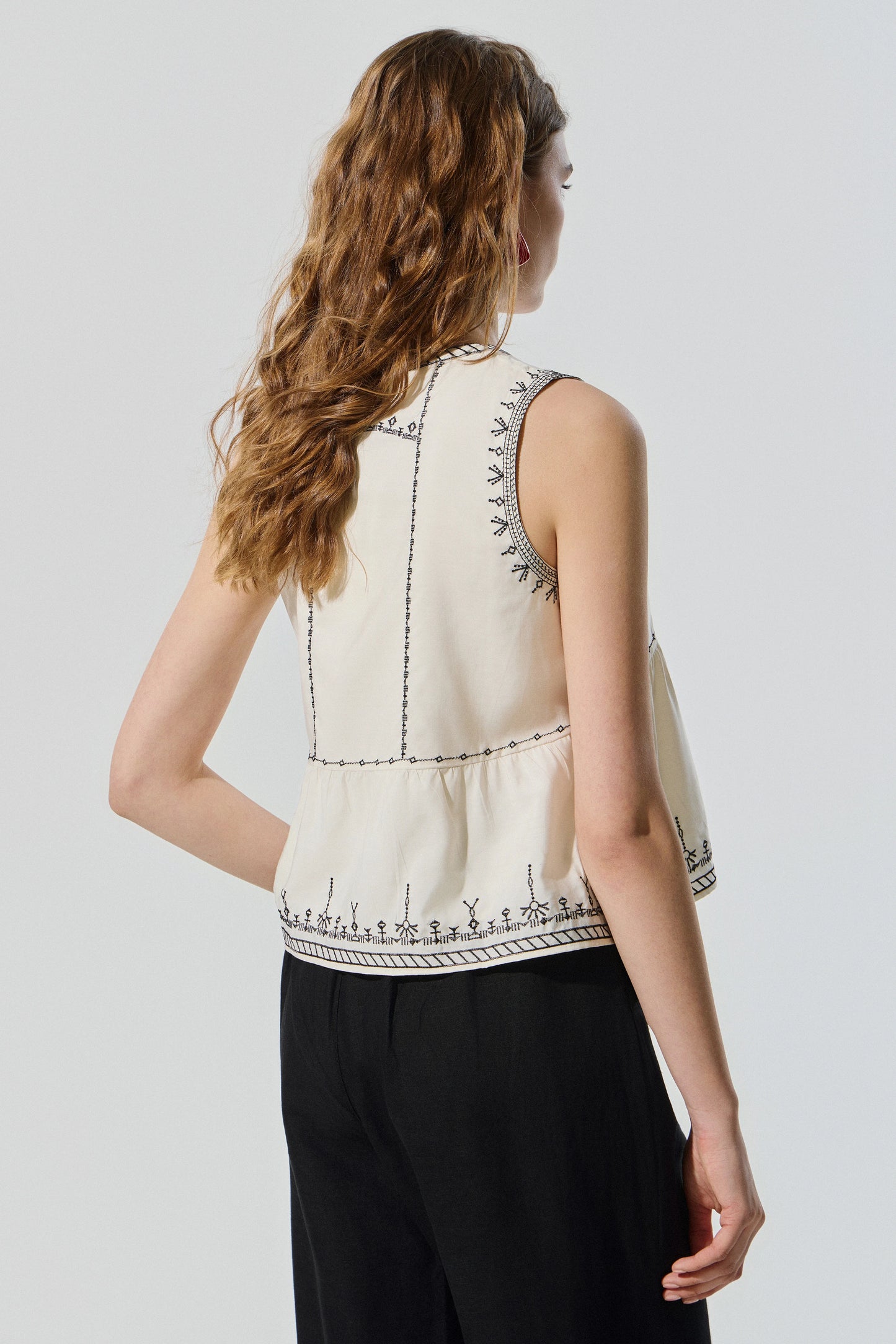 Blusa sin mangas BSB para mujer con bordado decorativo