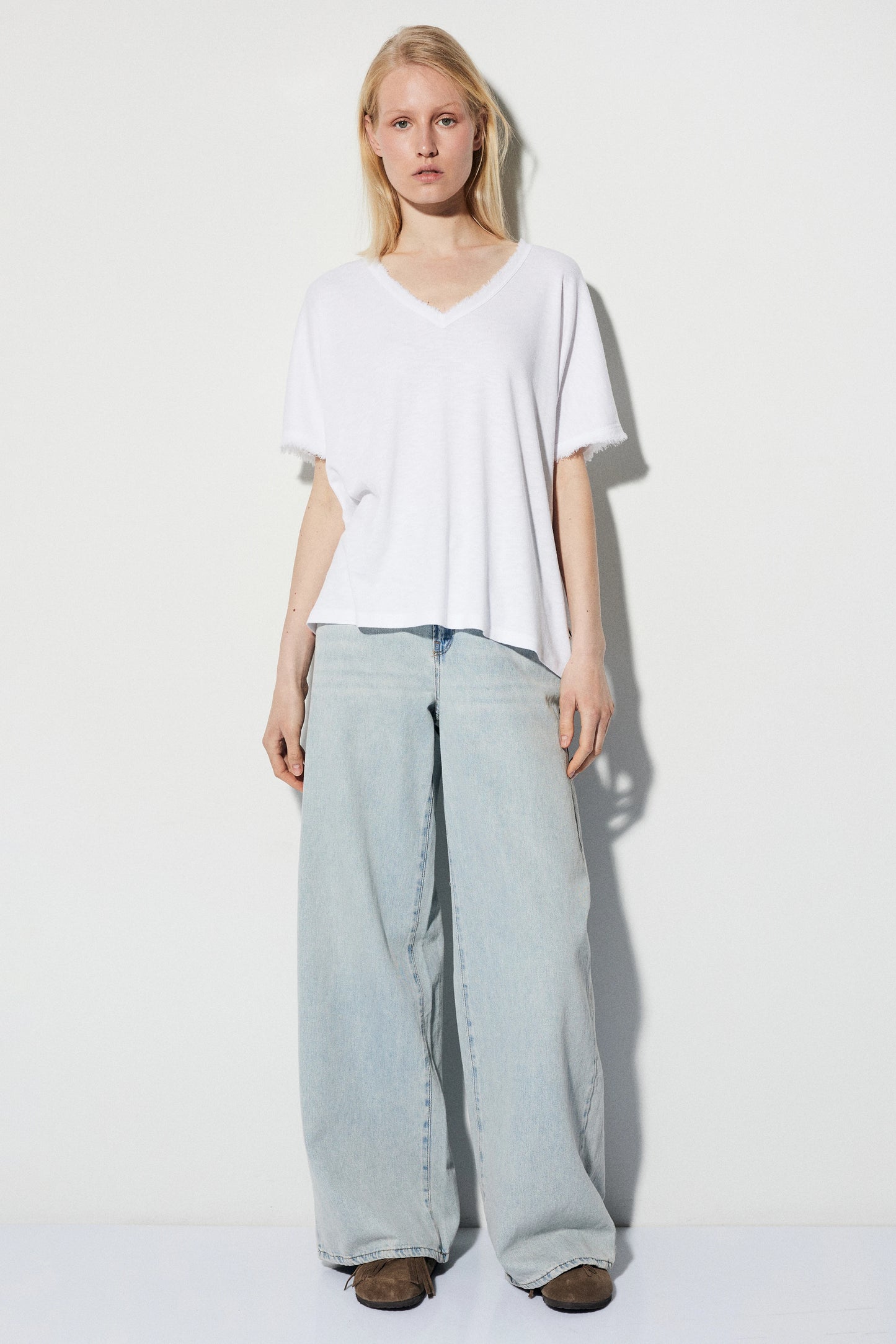 Vista de la blusa blanca BSB de algodón ligero para mujer