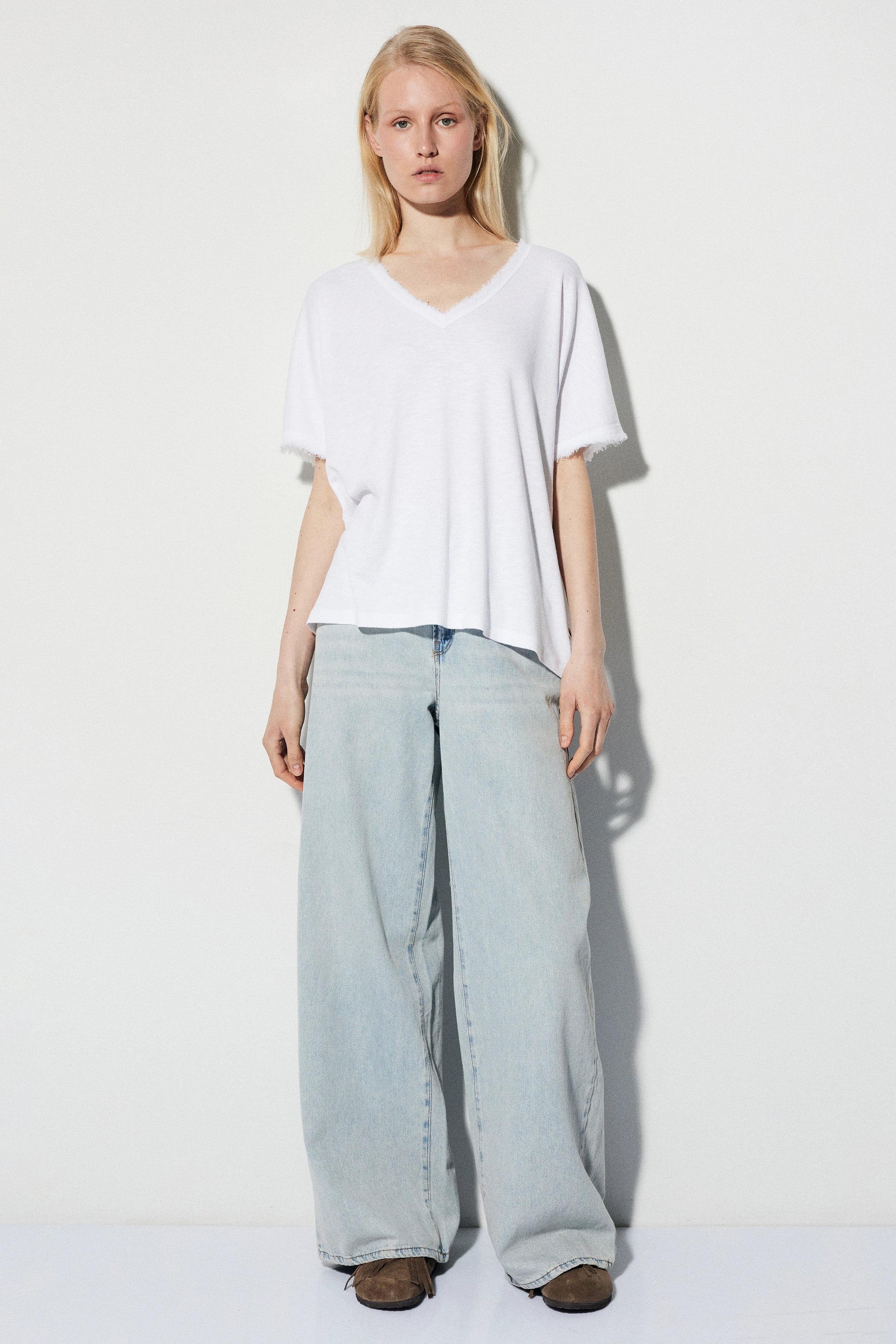 Vista de la blusa blanca BSB de algodón ligero para mujer