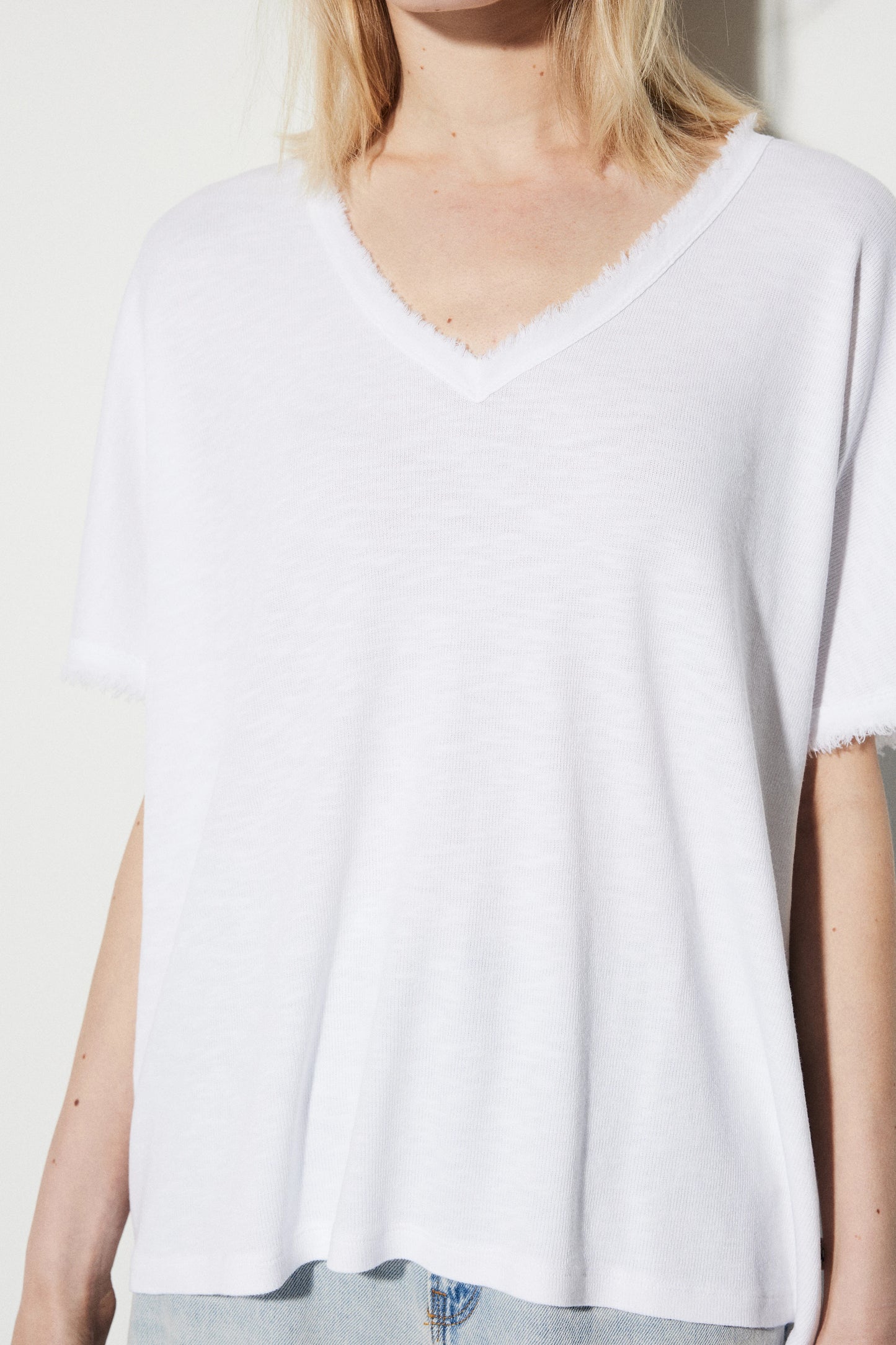Detalle de blusa blanca BSB para mujer con tejido ligero