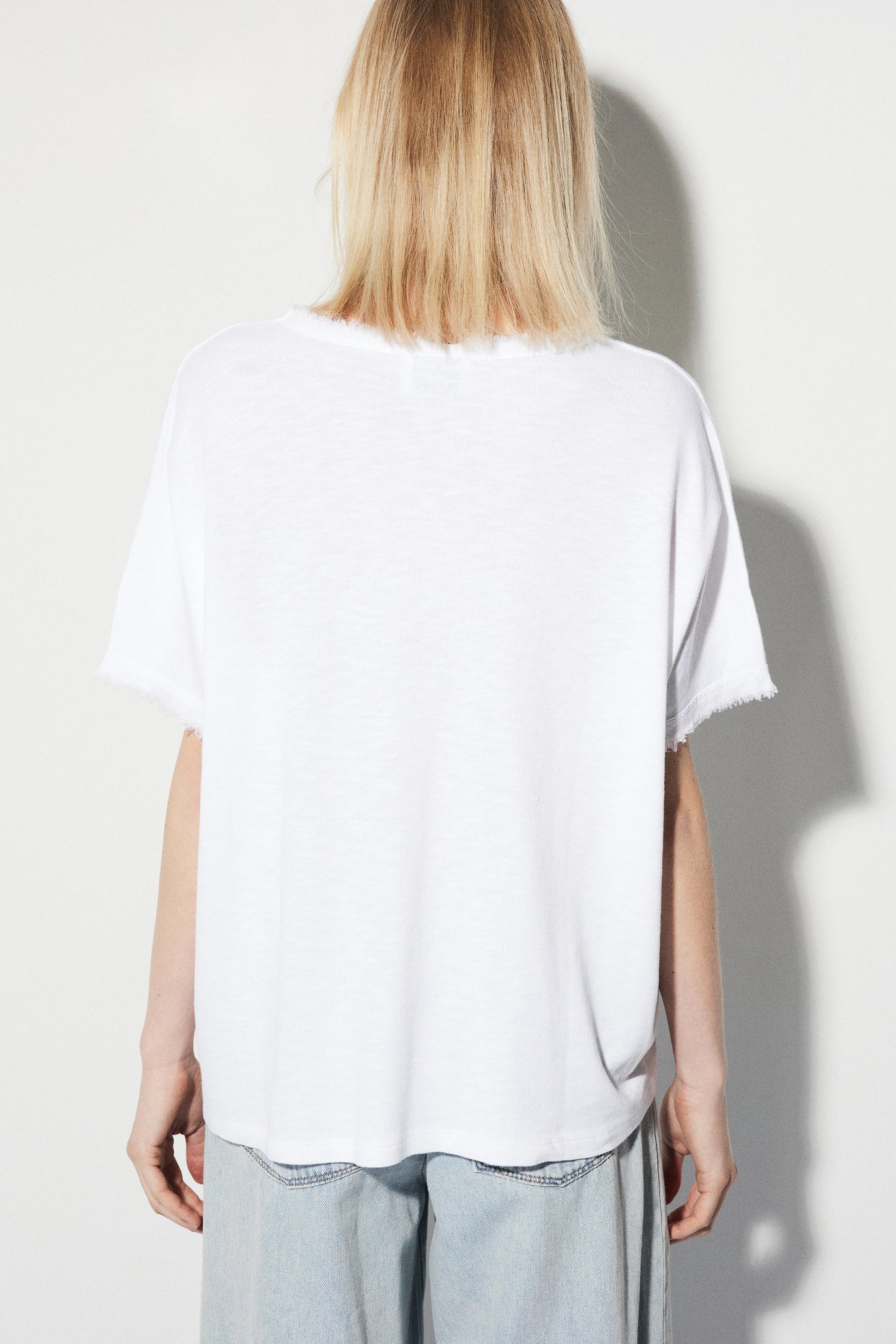 Blusa blanca de algodón BSB para mujer con línea suave