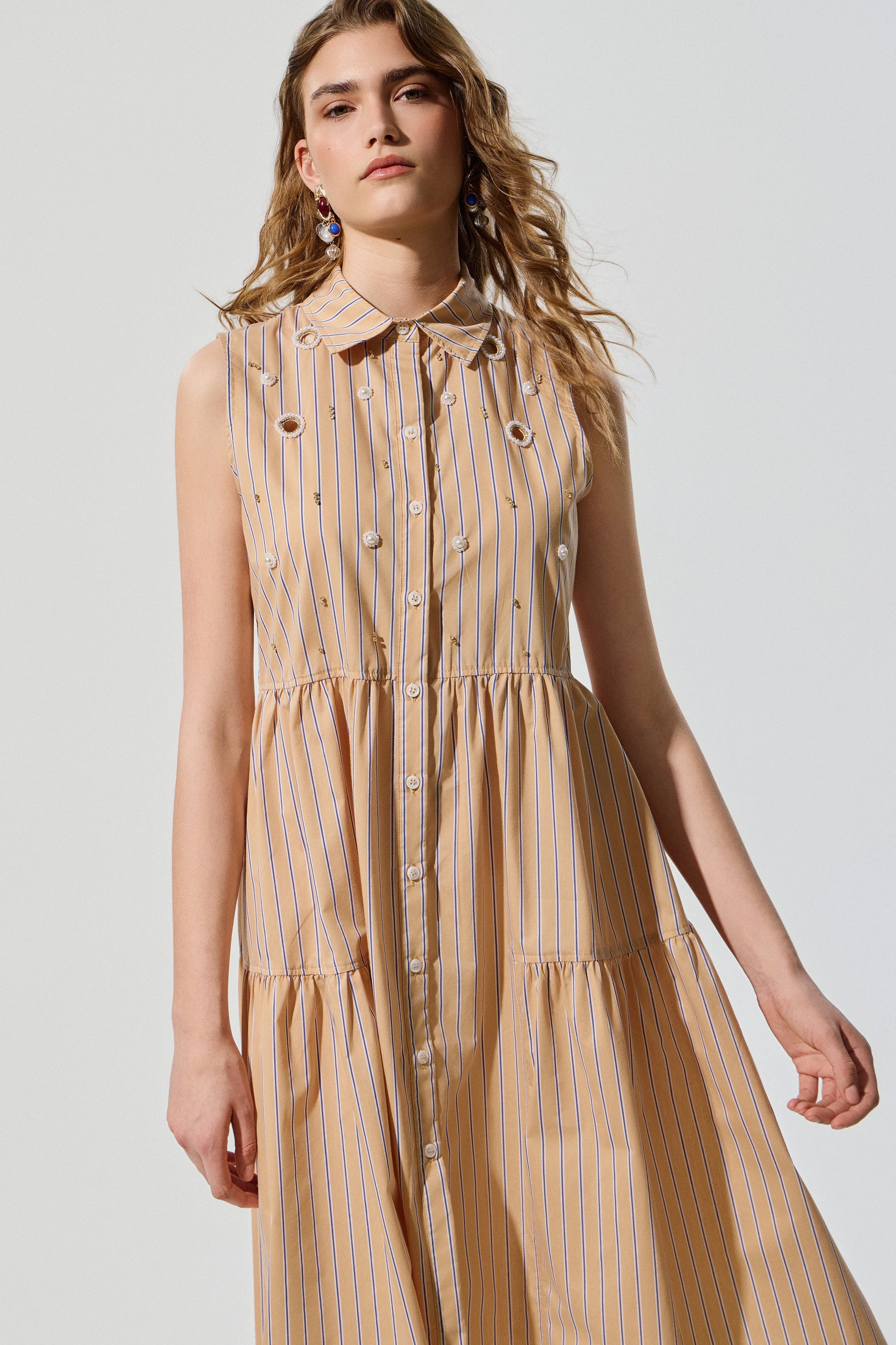 Vista lateral de vestido midi BSB con pedrería