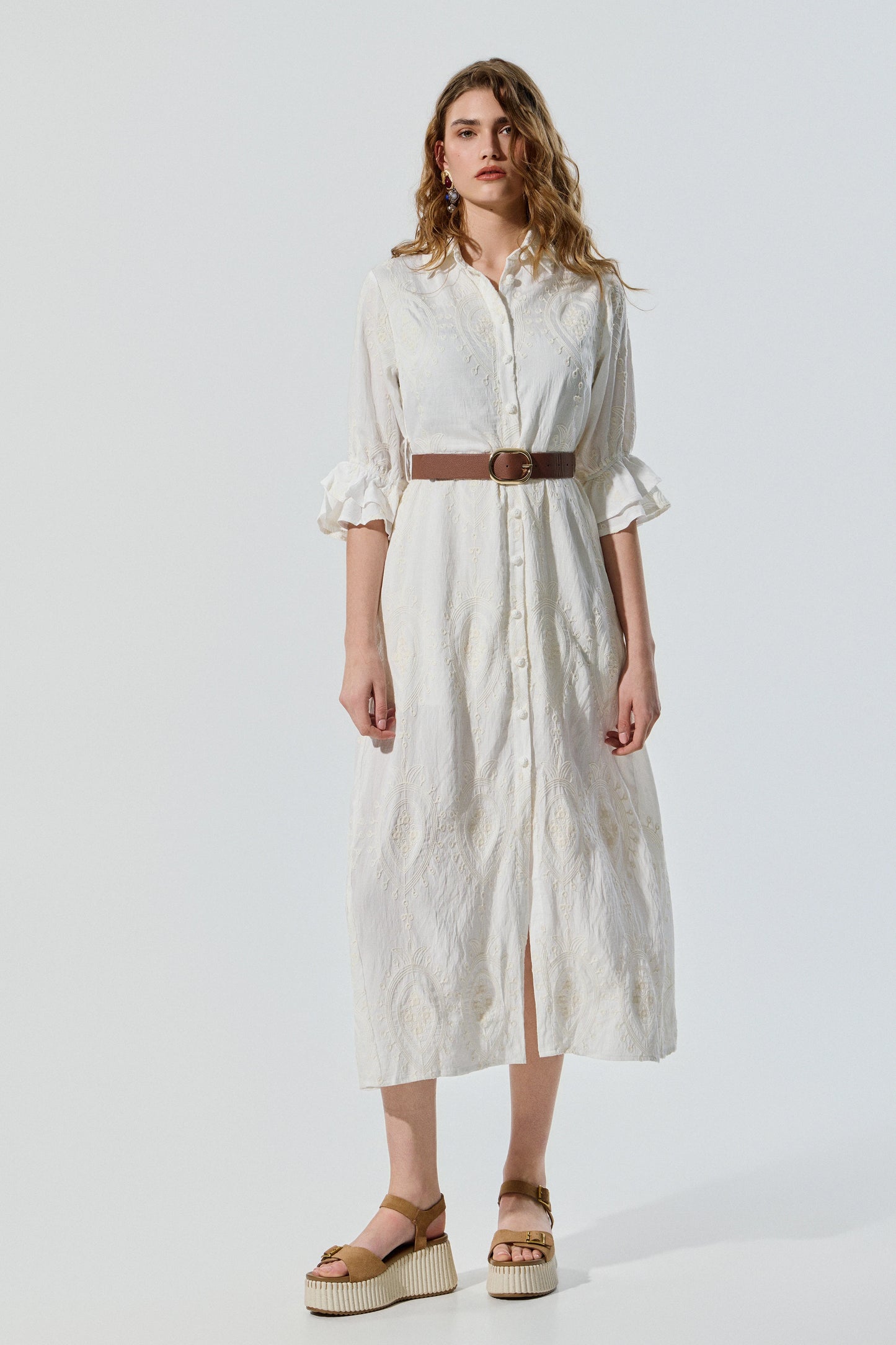 Vista de vestido midi camisero BSB con cinturón
