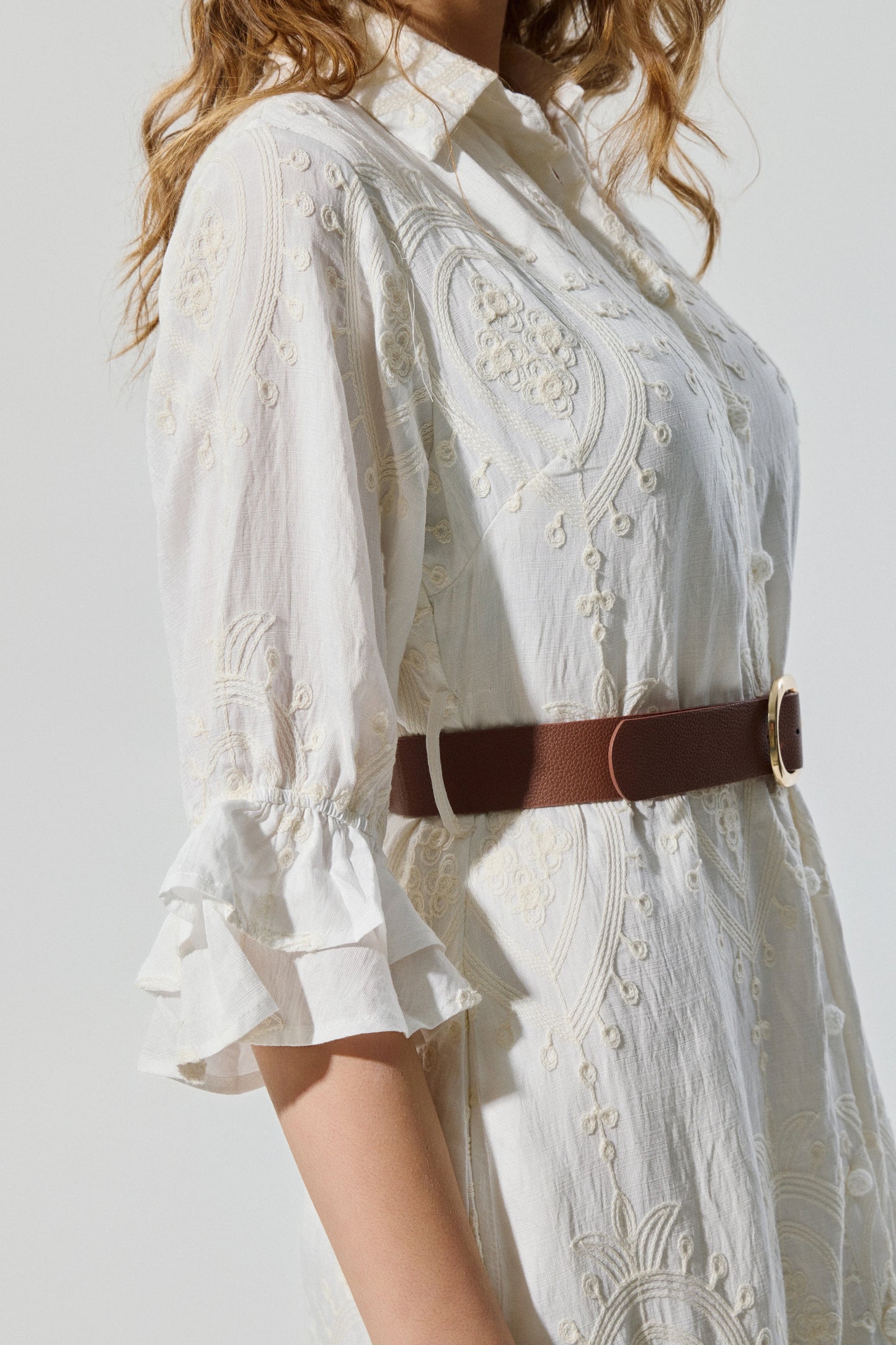 Vista lateral de vestido camisero BSB con cinturón