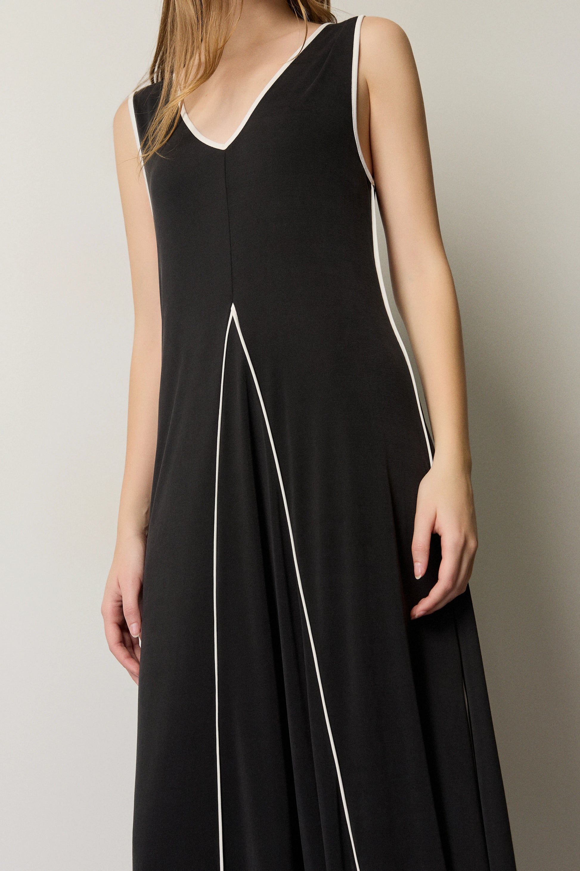 Vista de vestido largo BSB negro con ribete contrastado