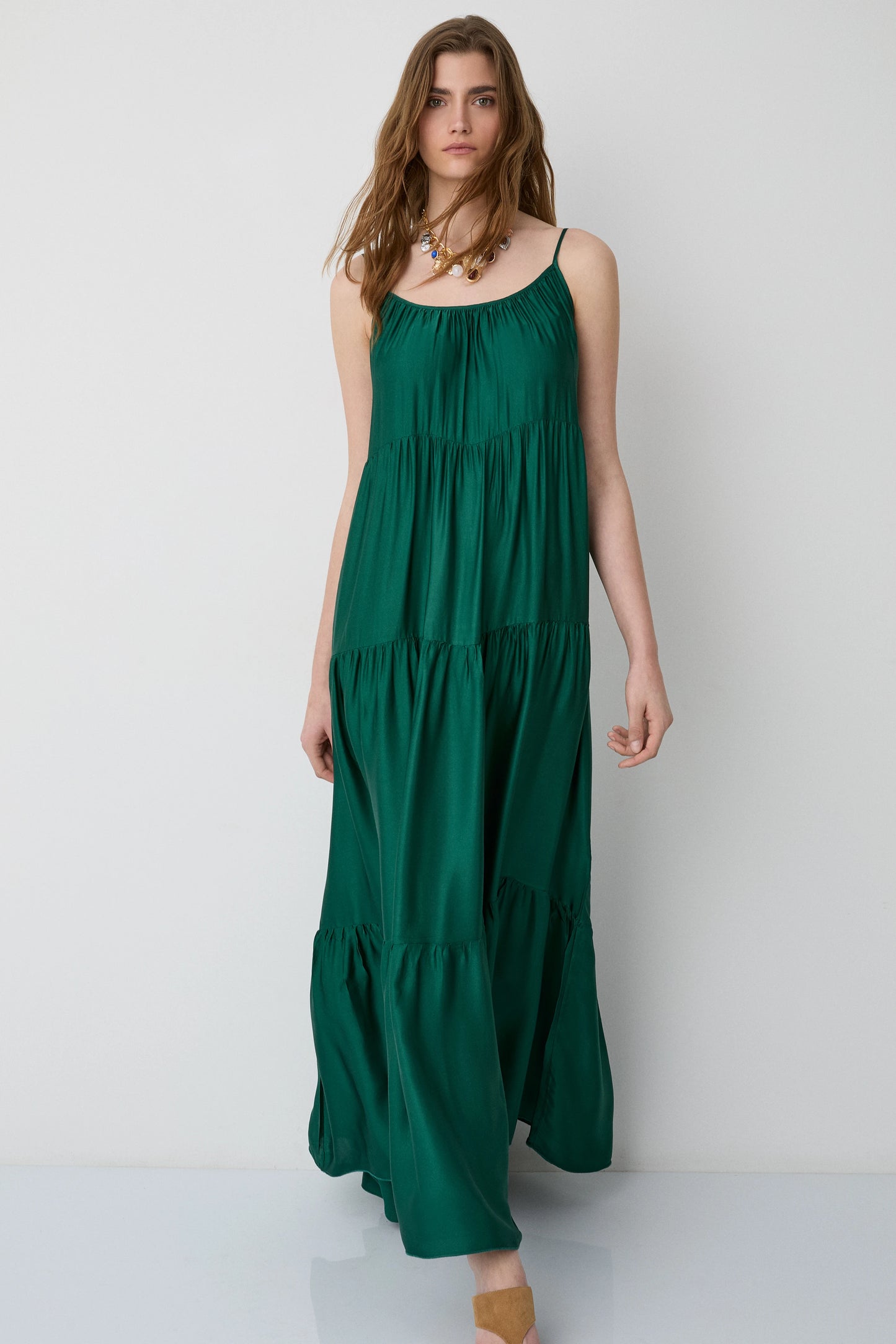 Vista de vestido largo fluido BSB verde esmeralda