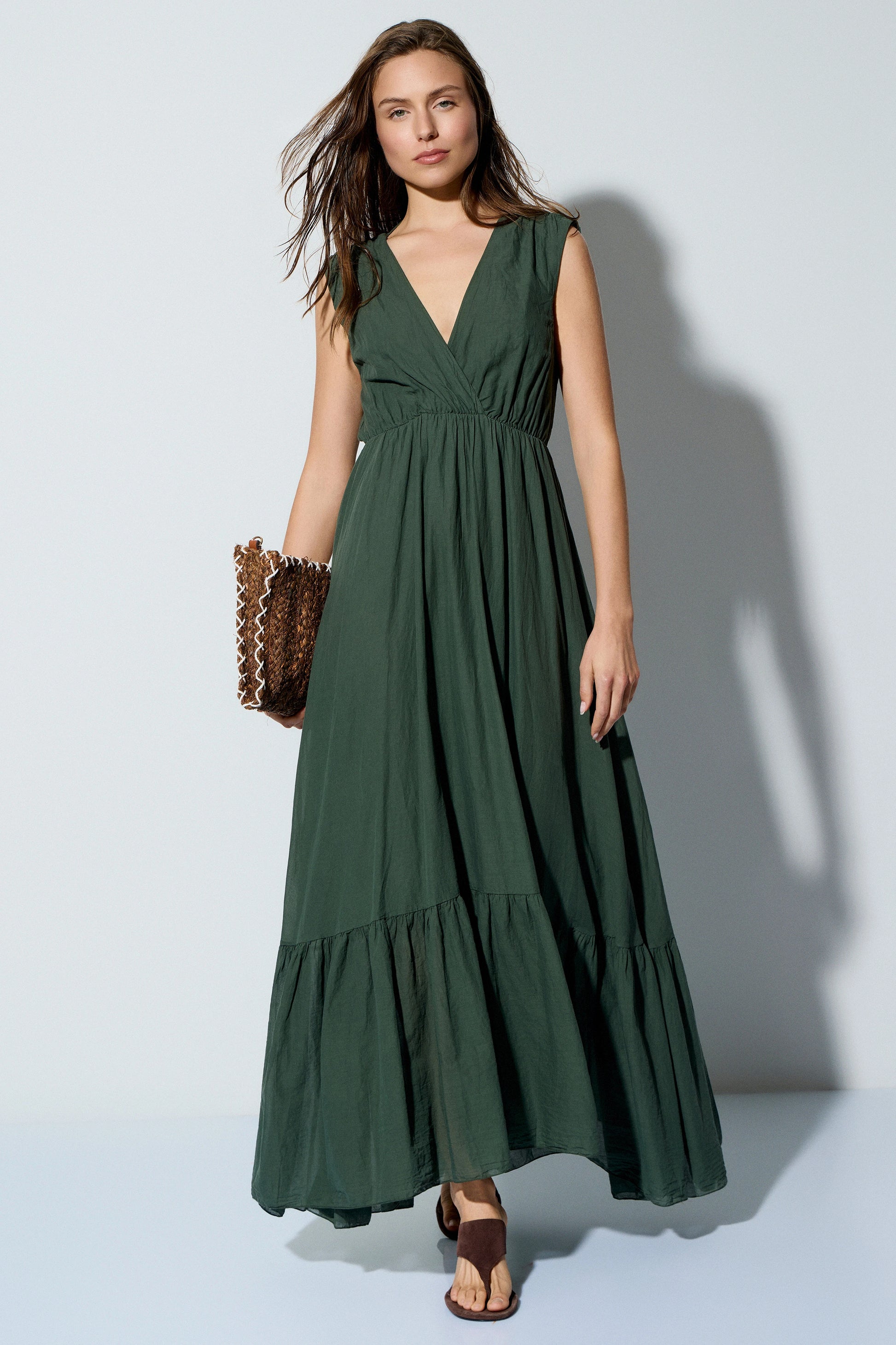 Vestido midi BSB con escote pico en verde bosque