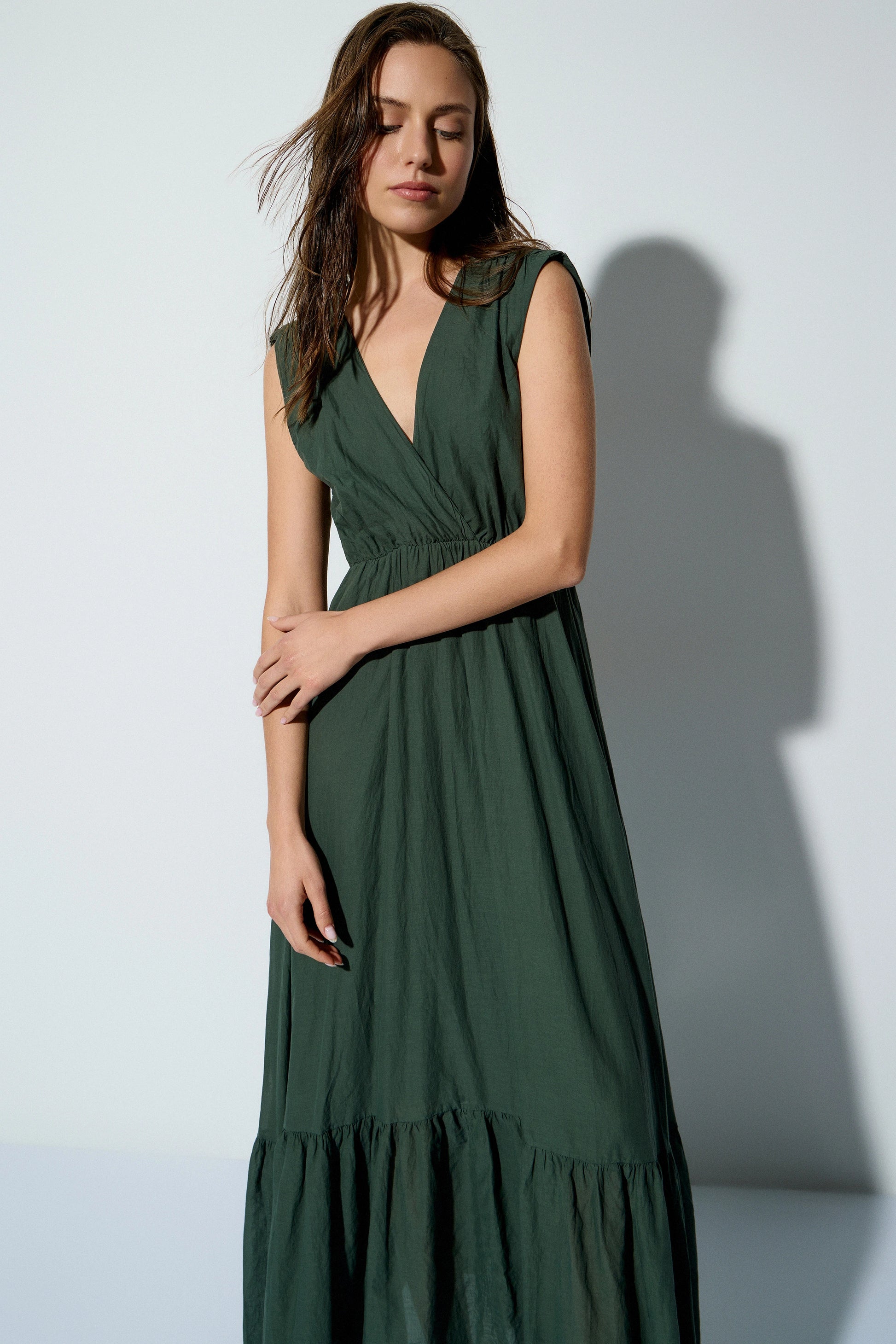 Vista de vestido midi BSB verde bosque con escote pico