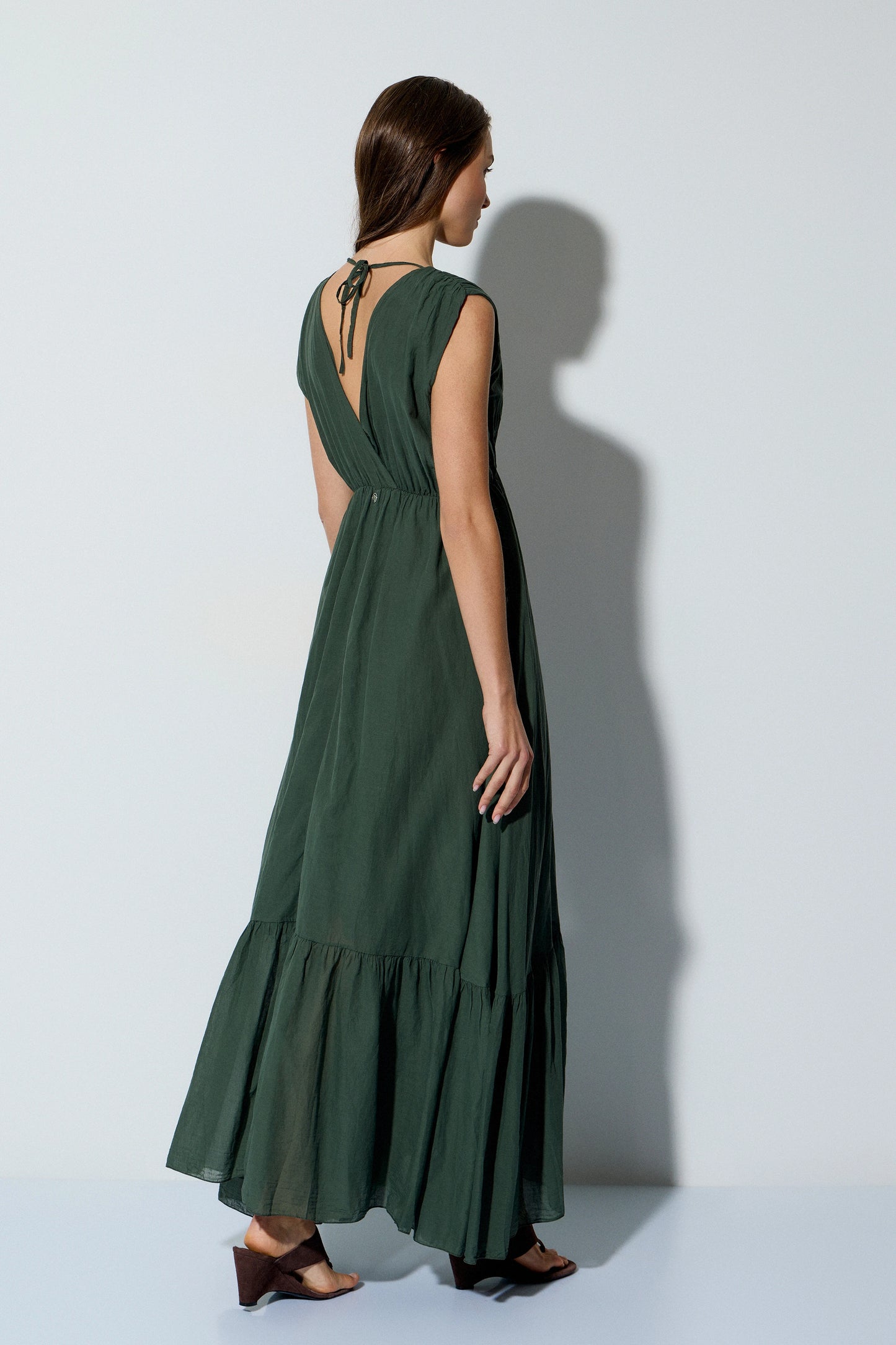 Detalle de escote pico en vestido midi BSB