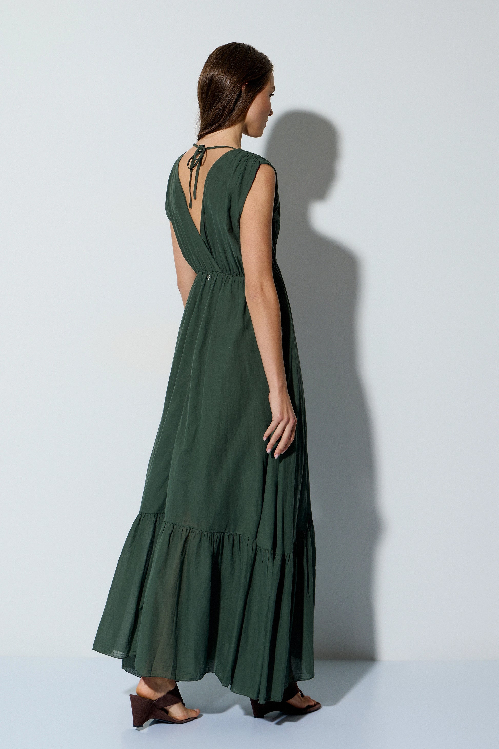 Detalle de escote pico en vestido midi BSB