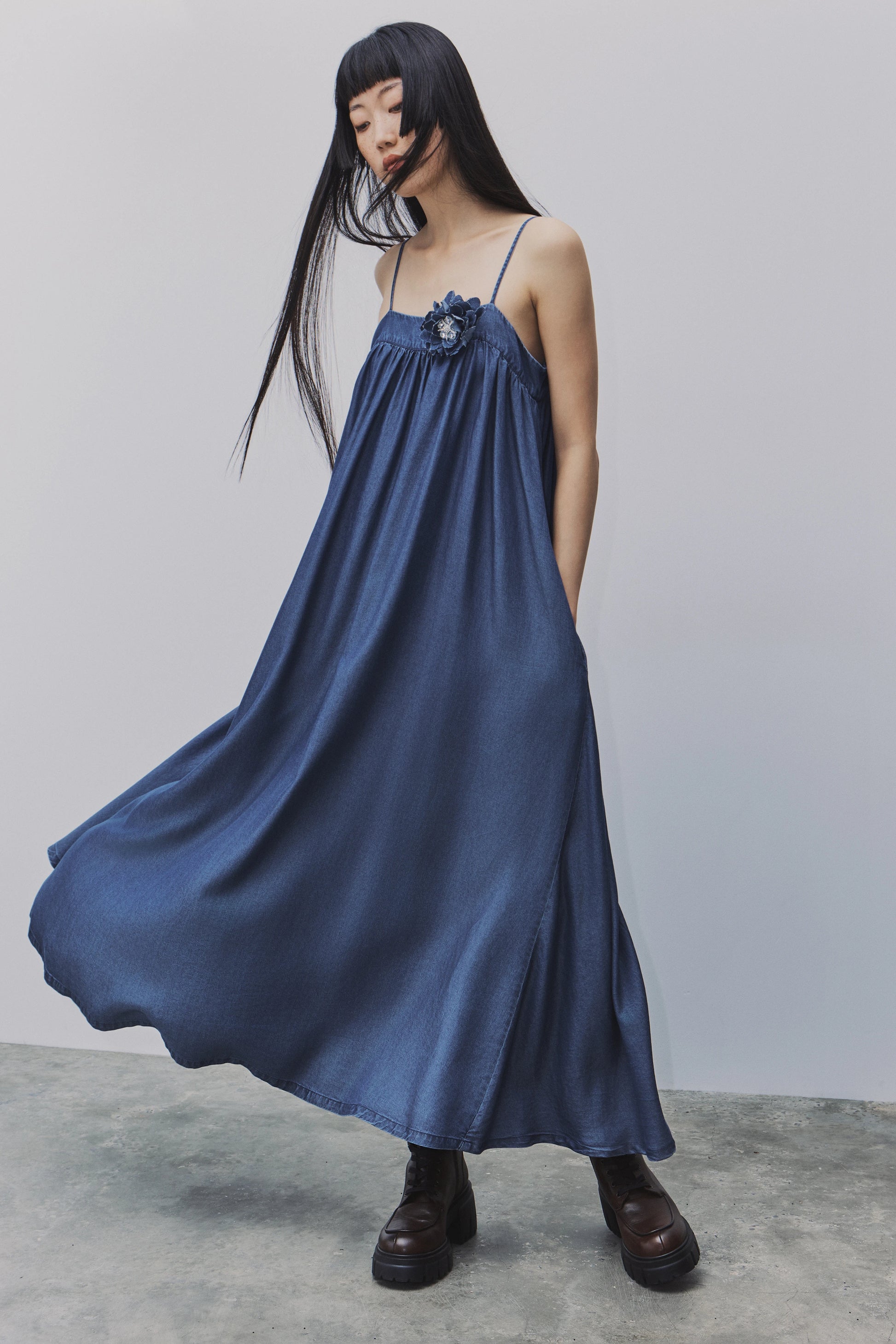 Detalle de Vestido de lyocell de BSB en color azul denim