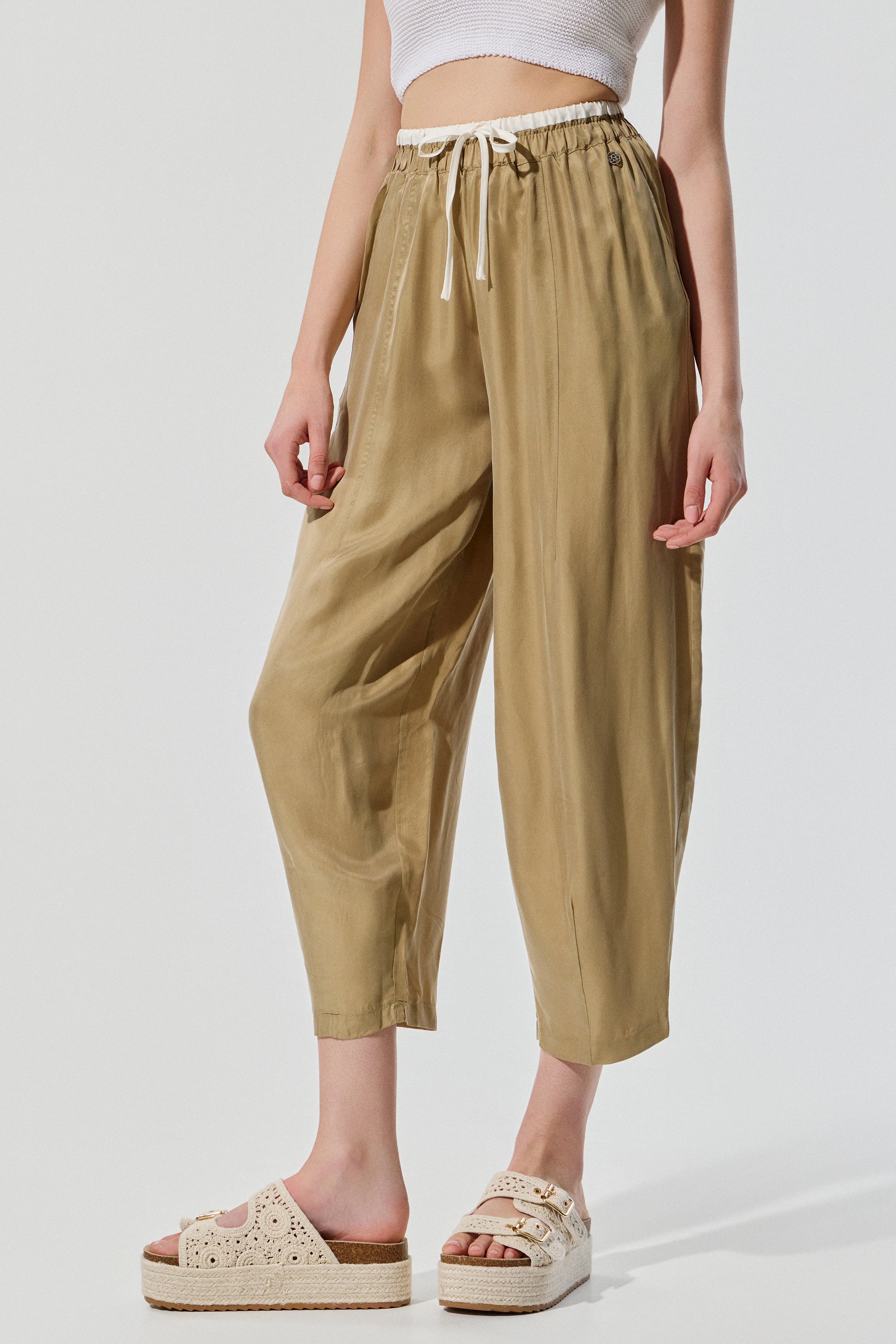 Pantalón BSB para mujer con caída fluida y cintura fruncida
