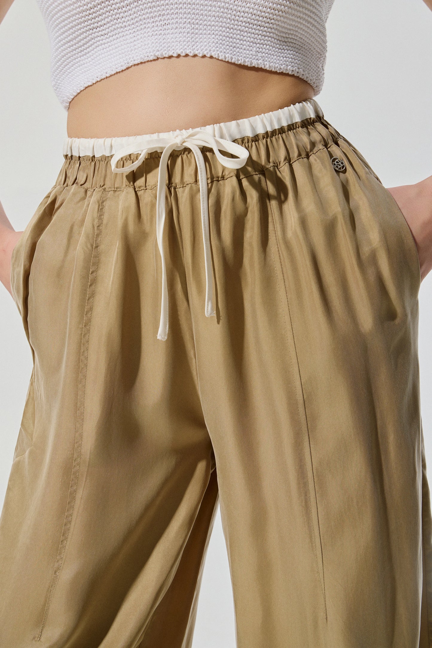 Detalle de pantalón BSB de cupro y viscosa para mujer