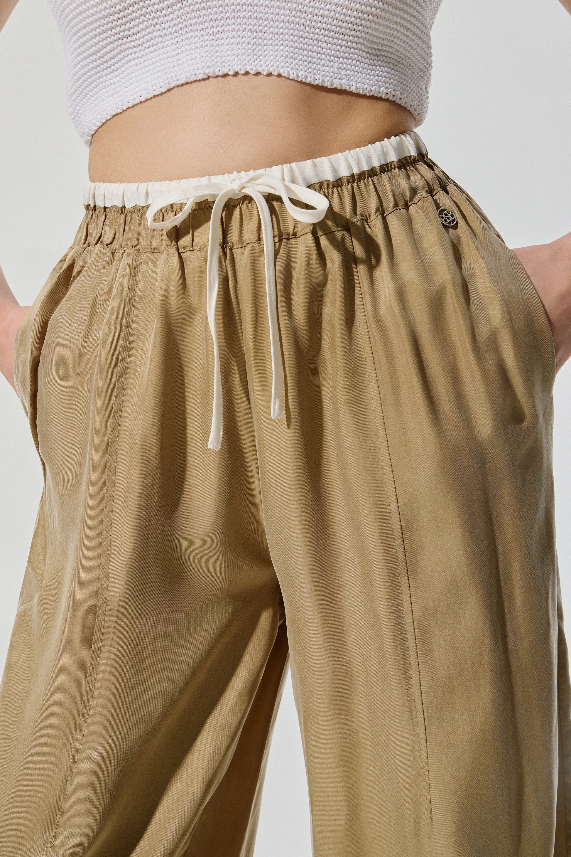 Detalle de pantalón BSB de cupro y viscosa para mujer