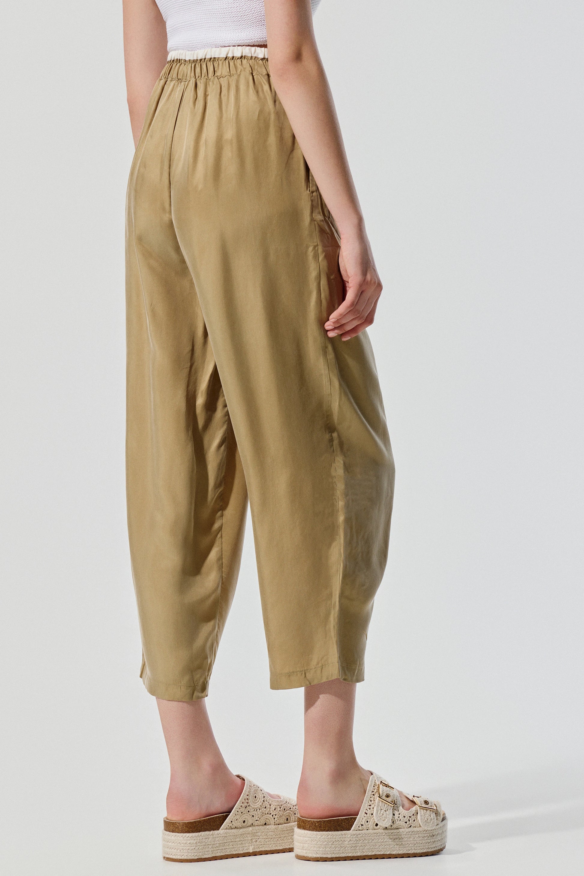 Vista lateral de pantalón BSB con cintura fruncida