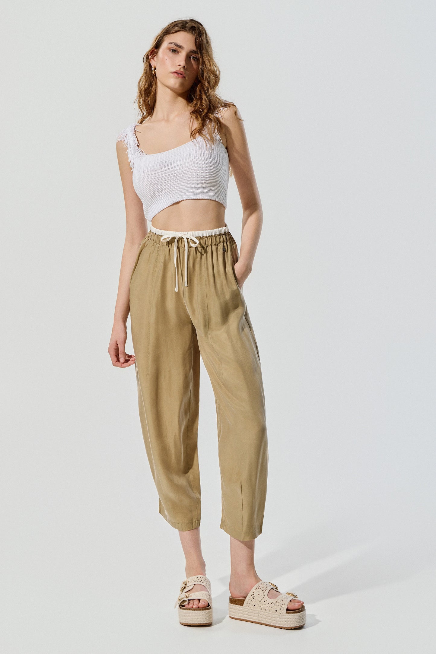 Pantalón BSB fluido para mujer con cintura elástica fruncida