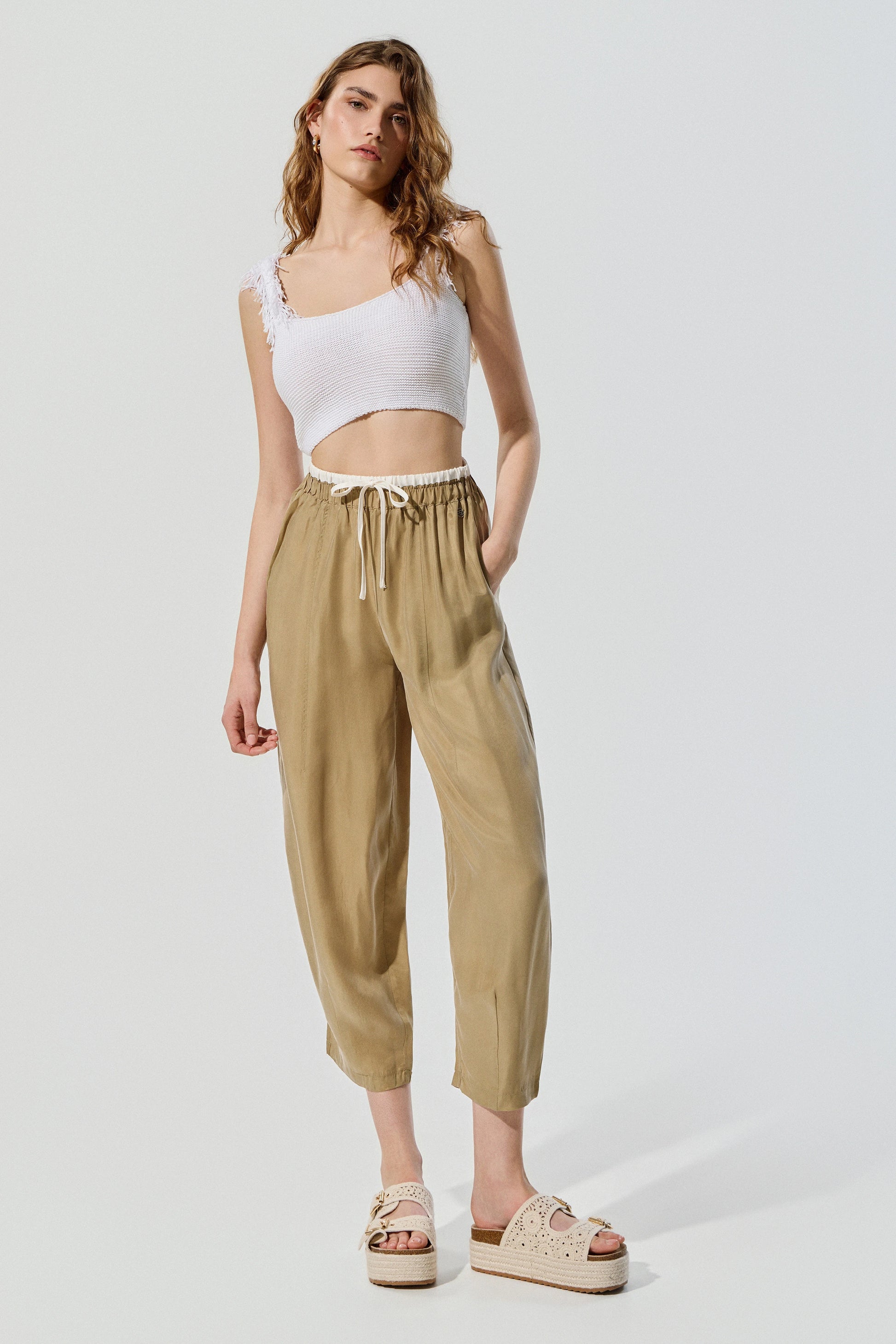 Pantalón BSB fluido para mujer con cintura elástica fruncida
