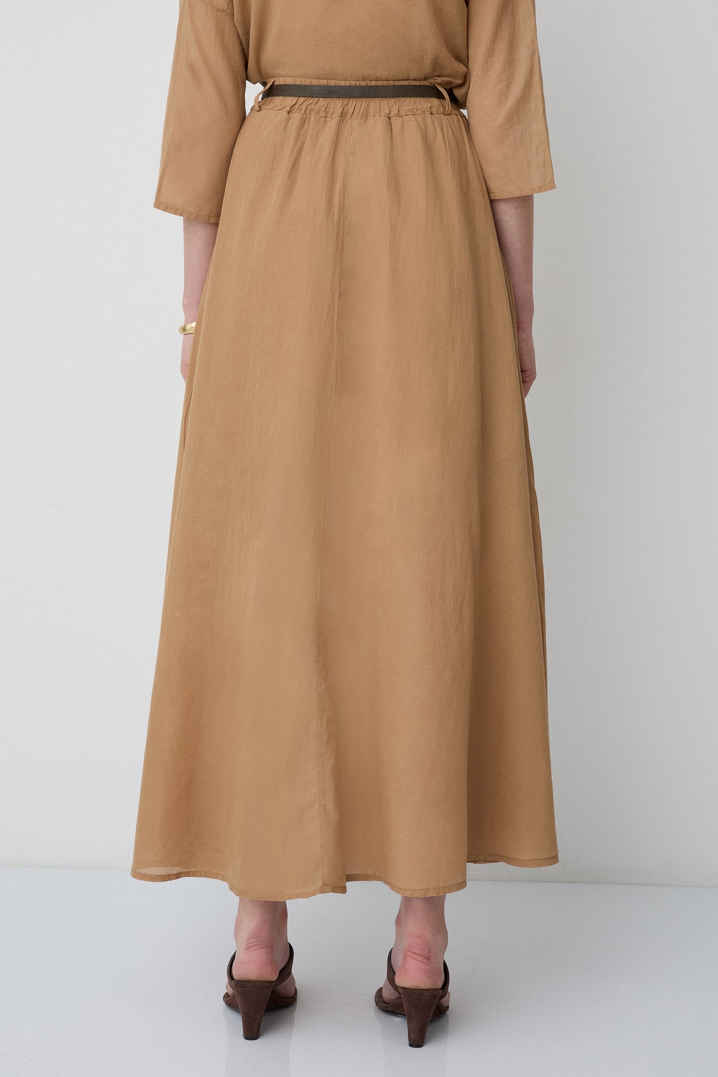 Vista lateral de falda larga fluida BSB camel