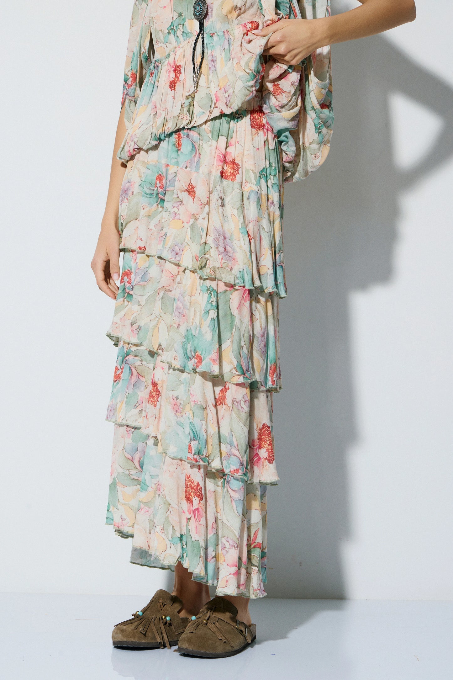 Vista de falda midi BSB estampada con caída fluida