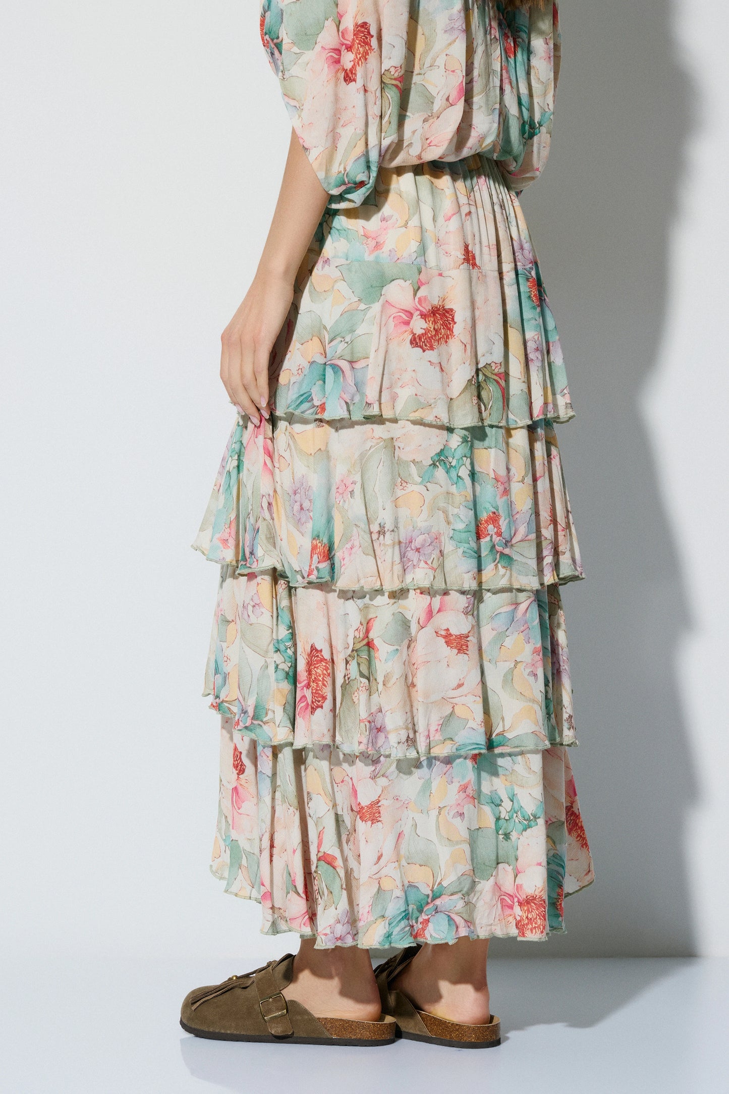 Detalle de falda midi estampada BSB para mujer