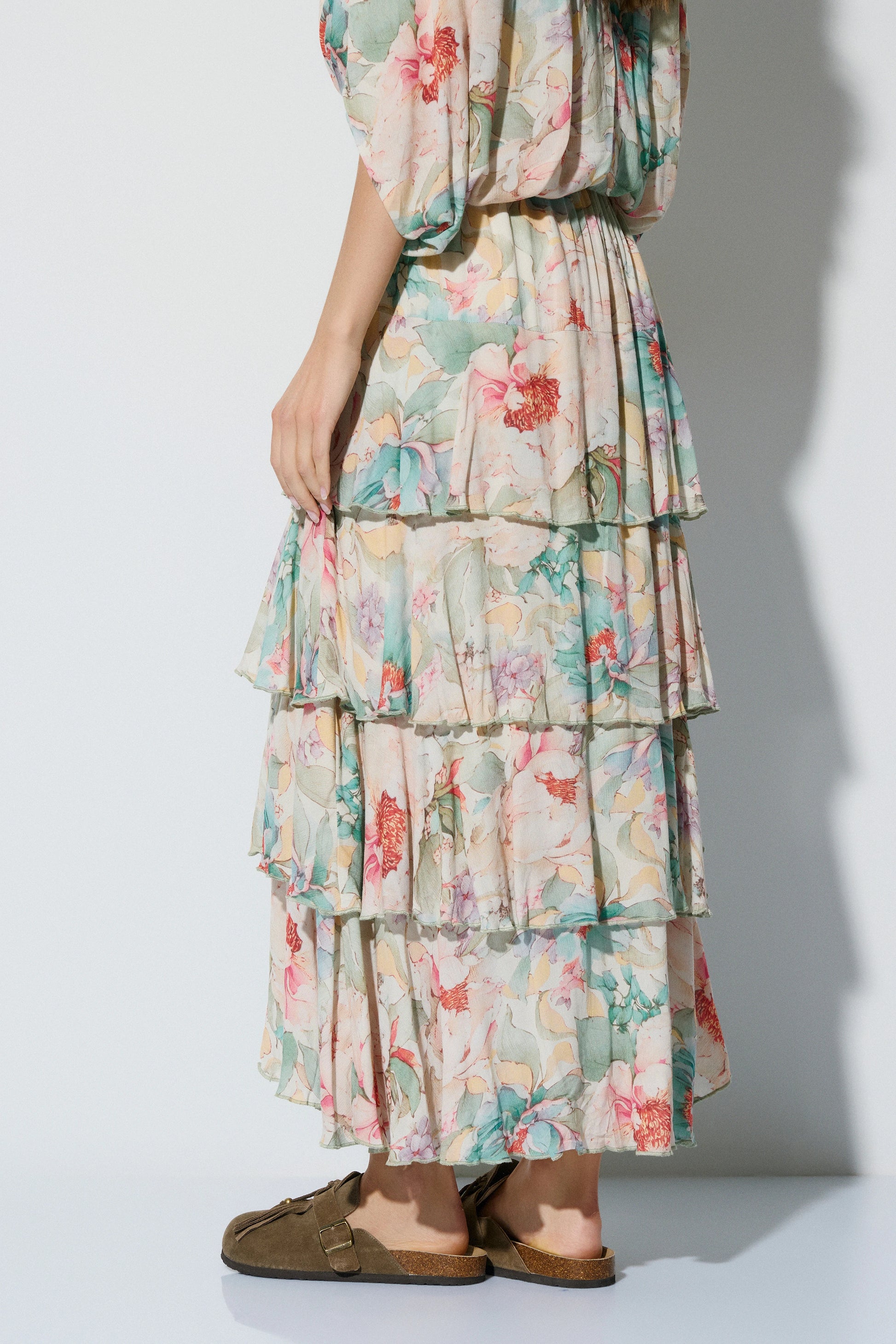 Detalle de falda midi estampada BSB para mujer