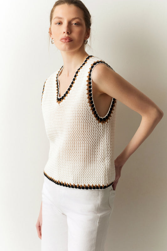 Detalle de Chaleco de punto calado con ribete en contraste de BSB en color crudo