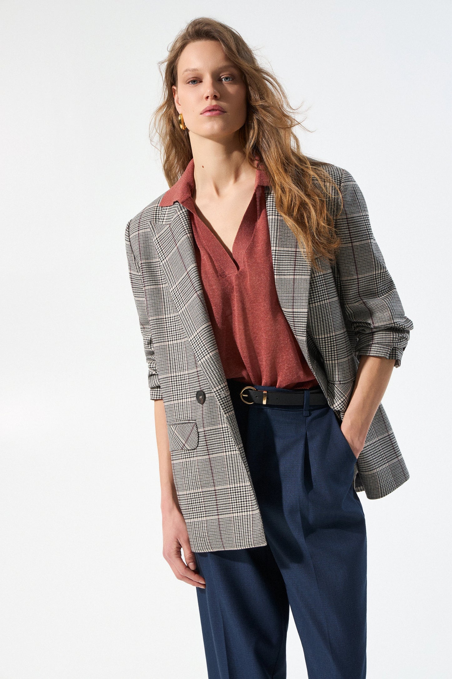 Polo de punto con escote en V de BSB en color teja