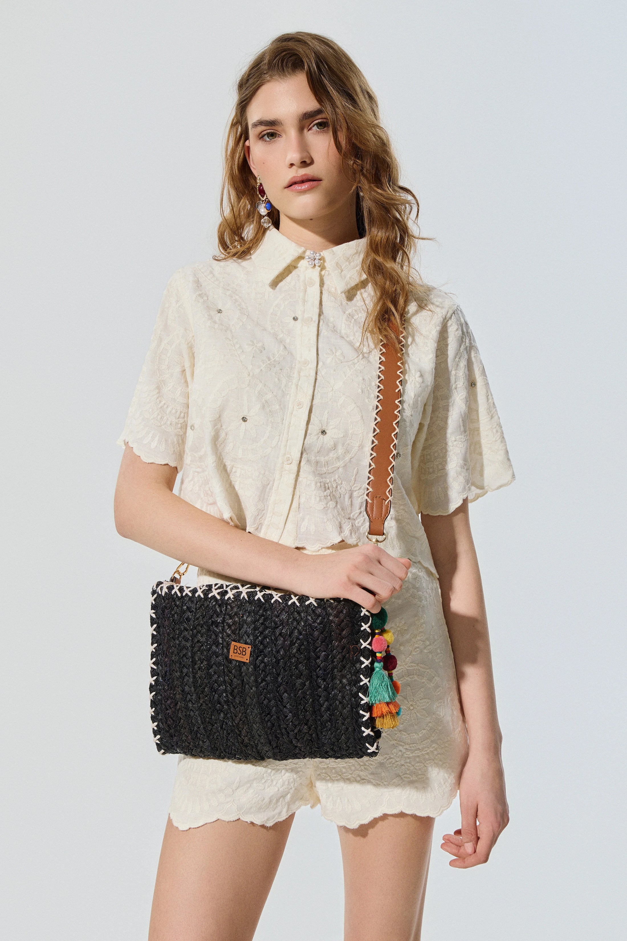 Bolso bandolera trenzado con abalorios