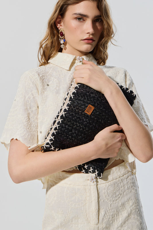 Detalle del bolso bandolera trenzado BSB con abalorios